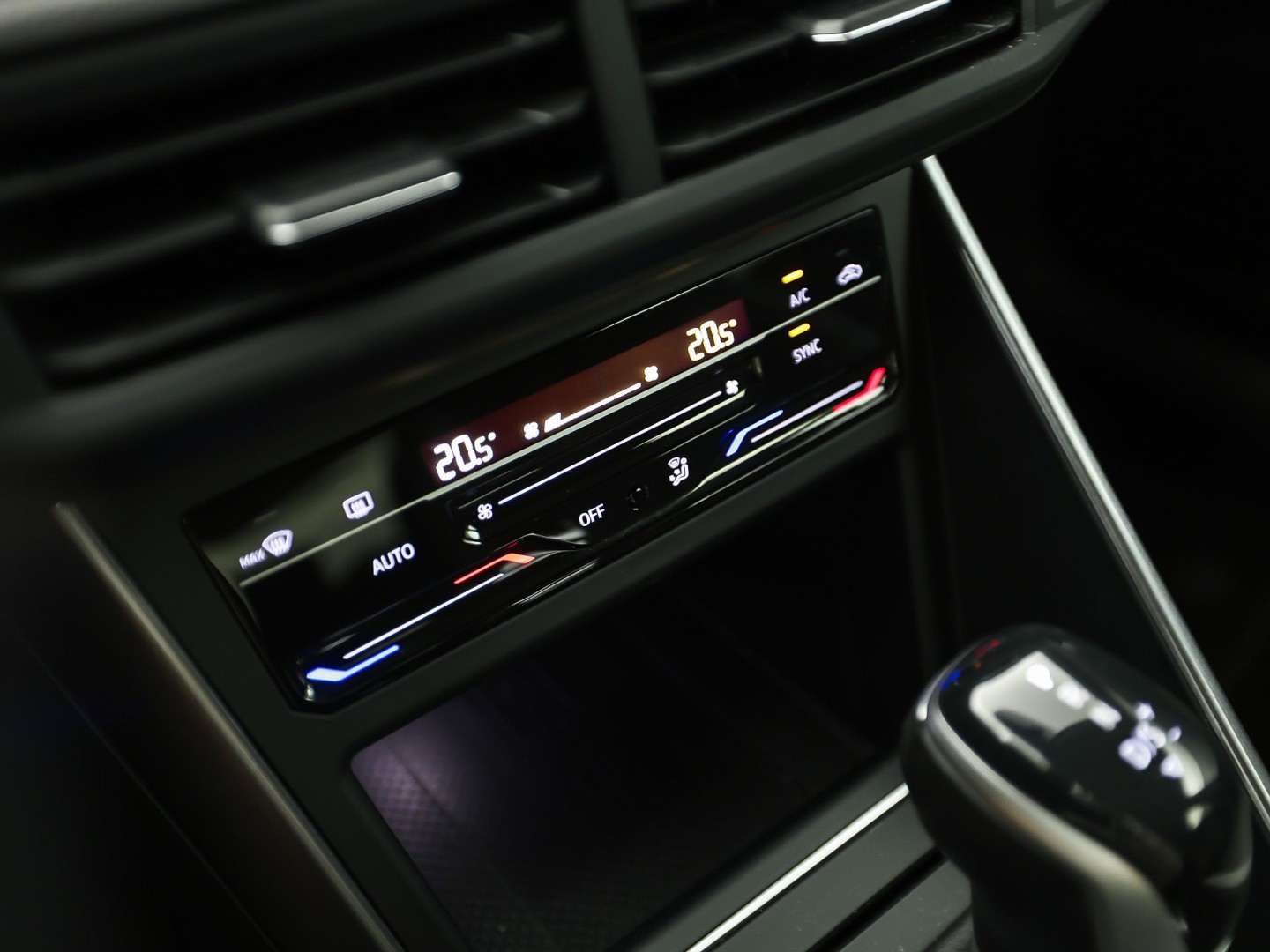 Volkswagen Polo 1.0 TSI Sport Automaat (VIRTUAL COCKPIT, APPLE CARPLAY, GROOT NAVI, CLIMATE, SPORTSTOELEN, LED KOPLAMPEN, GETINT GLAS, PARKEERSENSOREN, NIEUWSTAAT)