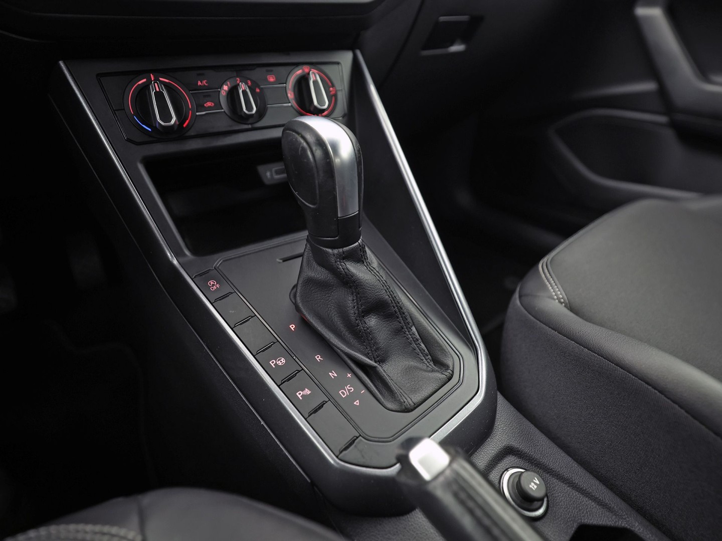 Volkswagen Polo 1.0 TSI Sport Automaat (VIRTUAL COCKPIT, ZWART HEMEL, GROOT NAVI, TREKHAAK, LEDER, SPORTSTOELEN, GETINT GLAS, LM VELGEN, ADAPTIVE CRUISE, NIEUWSTAAT)