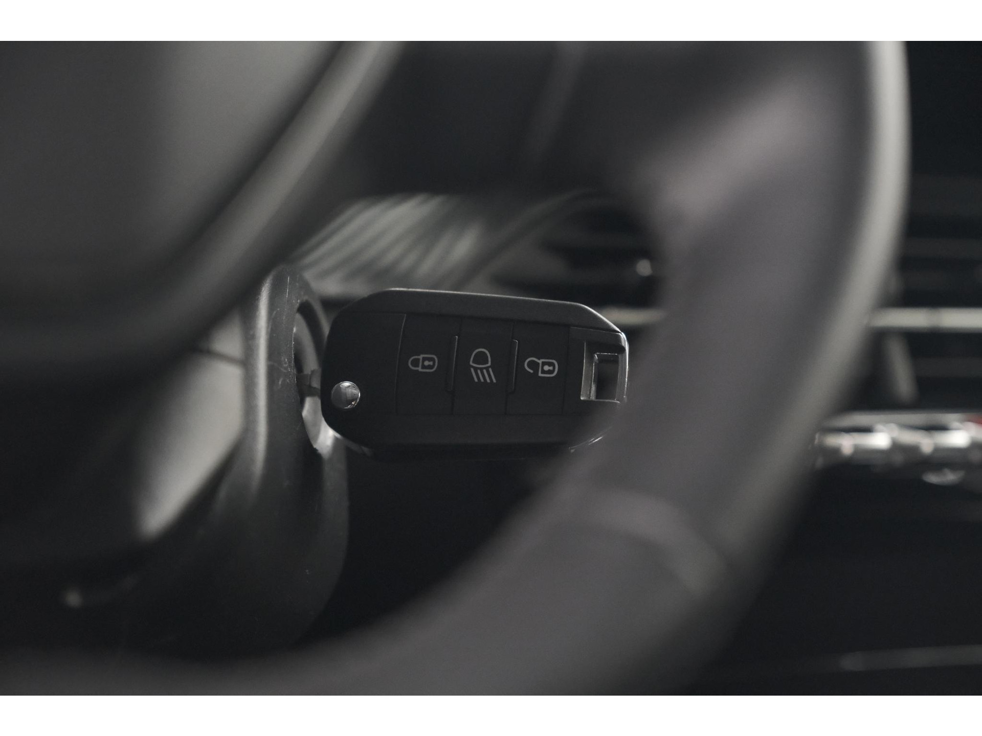 Peugeot 208 PureTech 100 Allure | 360 Camera | Adaptieve Cruise Control | Navigatie | Dodehoekdetectie