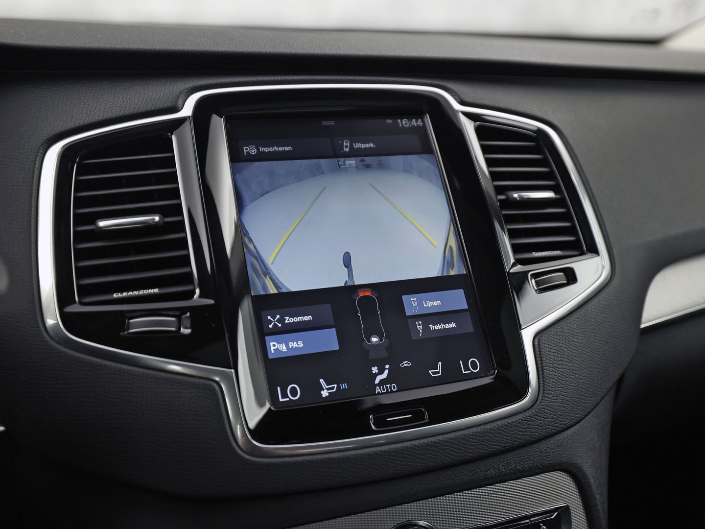 Volvo XC90 2.0 T8 Twin Engine AWD Inscription Automaat 407Pk (PANORAMADAK, APPLE CARPLAY, MEMORY SEATS, STOELVERWARMING/KOELING, CAMERA, GETINT GLAS, LEDER, TREKHAAK, NIEUWE APK)