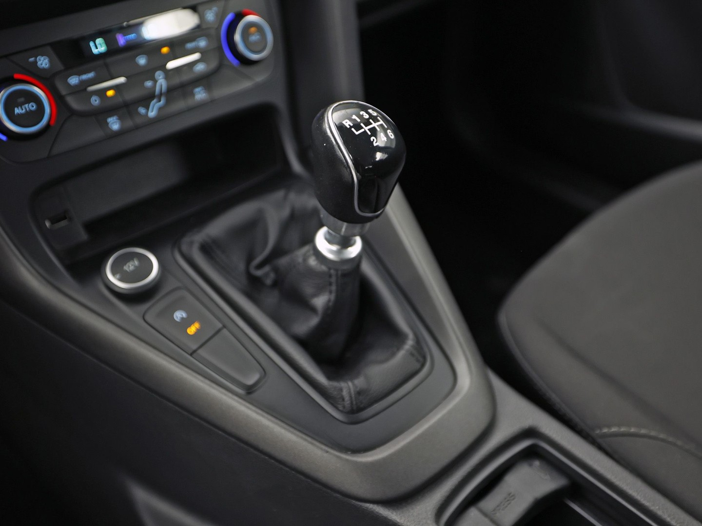 Ford Focus Wagon 1.0 Sport (APPLE CARPLAY, GROOT NAVI, CAMERA, CLIMATE, SPORTSTOELEN, TREKHAAK, CRUISE, NIEUWSTAAT)