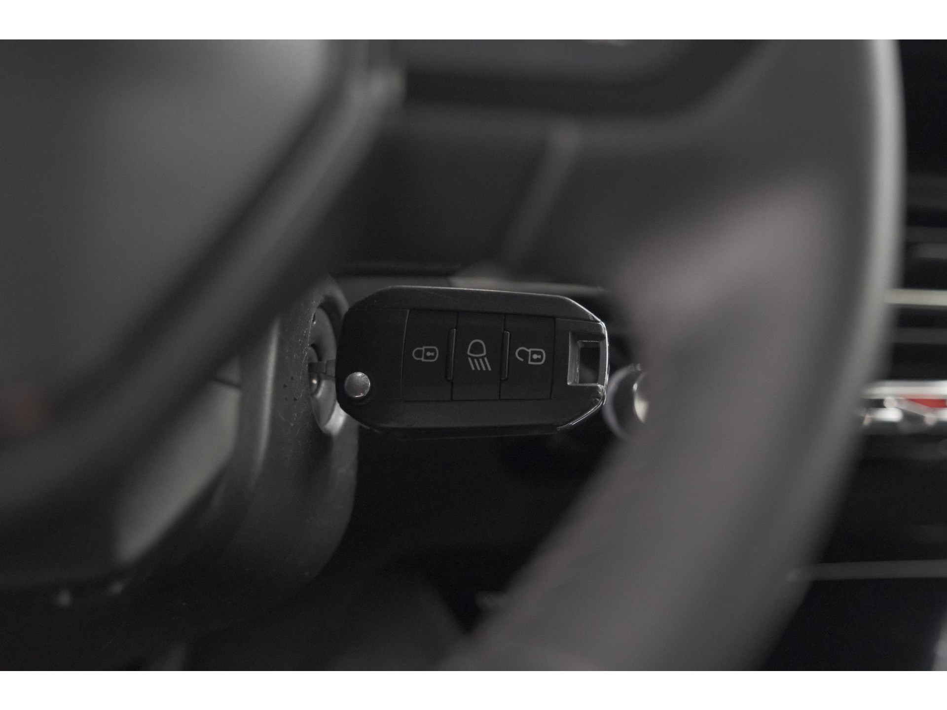 Peugeot 208 PureTech 100 Allure | Navigatie | Parkeersensoren | Apple Carplay