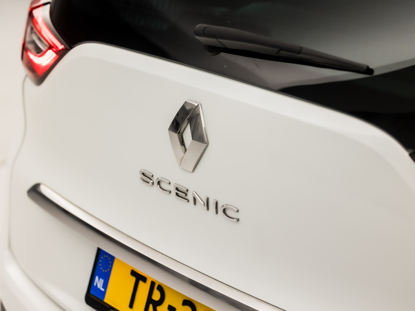Renault Grand Scénic 1.3 TCe Bose 7 Persoons (PANORAMADAK, APPLE CARPLAY, GROOT NAVI, LEDER, SPORTSTOELEN, GETINT GLAS, BOSE AUDIO, CAMERA, NIEUWE APK, NIEUWSTAAT)