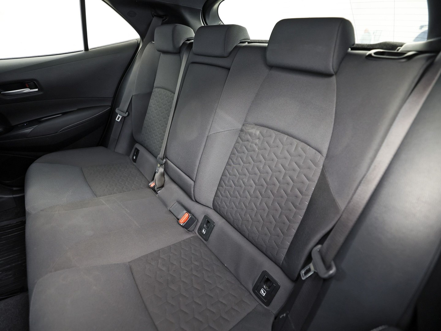 Toyota Corolla 1.8 Hybrid Sport Automaat (VIRTUAL COCKPIT, APPLE CARPLAY, CAMERA, STUUR/STOELVERWARMING, SPORTSTOELEN, ADAPTIVE CRUISE, ZWART HEMEL, NIEUWE APK, NIEUWSTAAT)