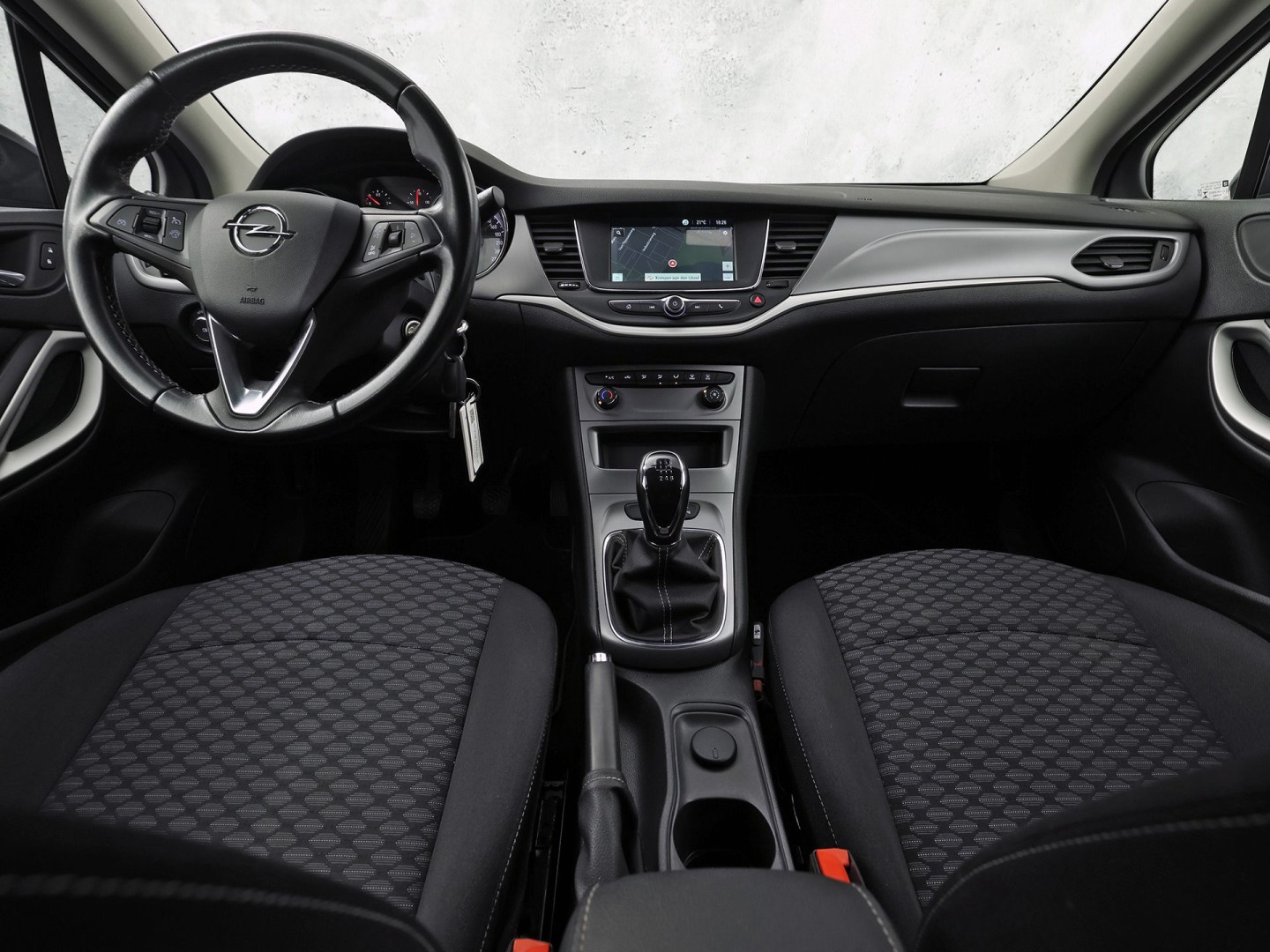 Opel Astra Sports Tourer 1.2 Sport (APPLE CARPLAY, NAVIGATIE, CRUISE, TREKHAAK, SPORTSTOELEN, PARKEERSENSOREN, NIEUWSTAAT)