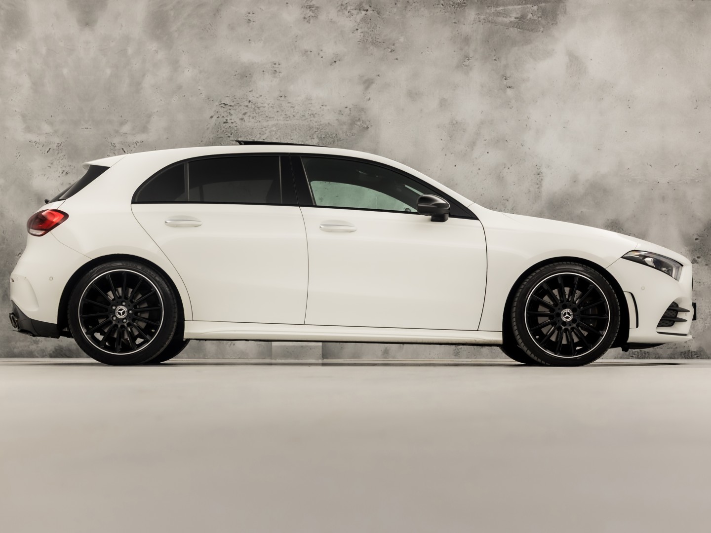 Mercedes-Benz A-Klasse 250 AMG Sport 224Pk Automaat (PANORAMADAK, MEMORY SEATS, 360 CAMERA, BURMESTER, GROOT NAVI, SFEERVERLICHTING, WIDESCREEN, ADAPTIVE CRUISE, NIEUWSTAAT)