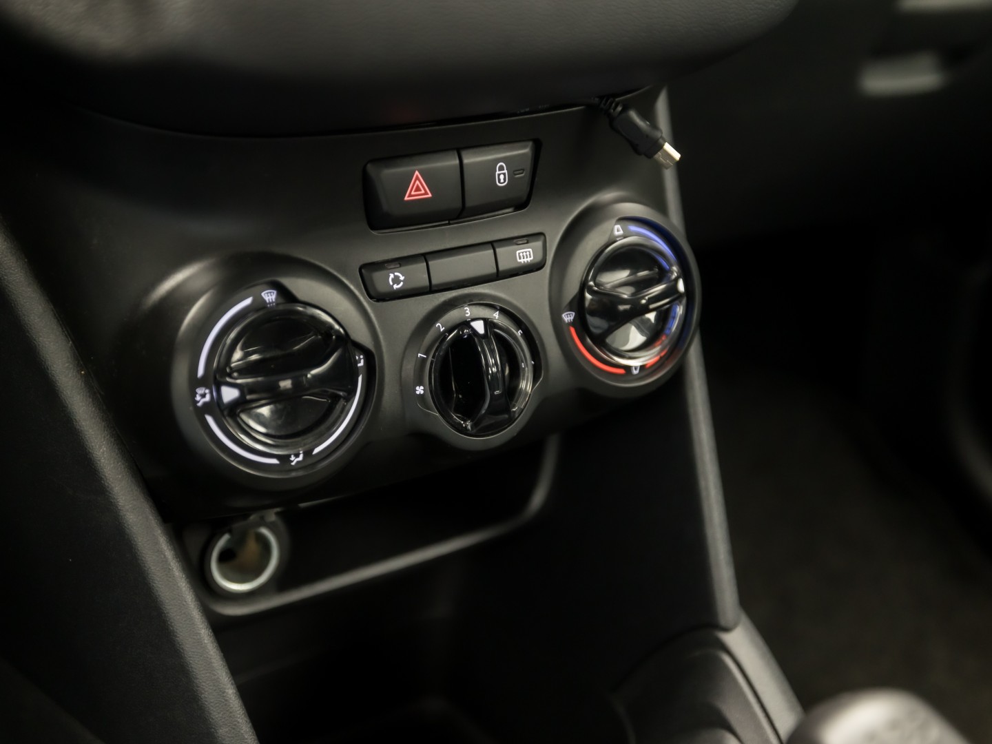 Peugeot 208 1.0 VTi Sport (SCHERM, BLUETOOTH, ELEK RAMEN, SPORTSTOELEN, CRUISE, NIEUWE APK, NIEUWSTAAT)