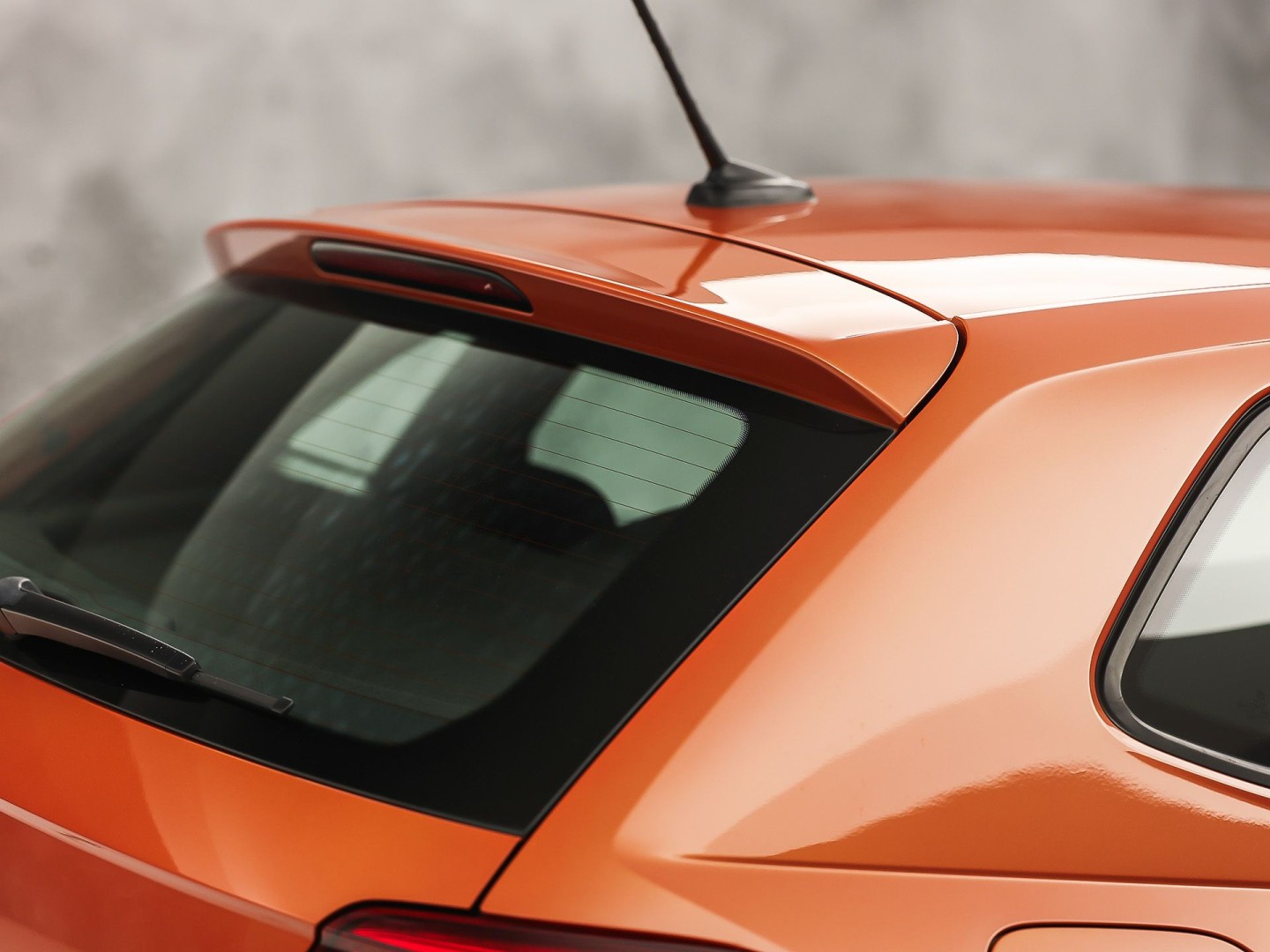 Volkswagen Polo 1.0 TSI Sport Automaat (VIRTUAL COCKPIT, ZWART HEMEL, GROOT NAVI, TREKHAAK, LEDER, SPORTSTOELEN, GETINT GLAS, LM VELGEN, ADAPTIVE CRUISE, NIEUWSTAAT)