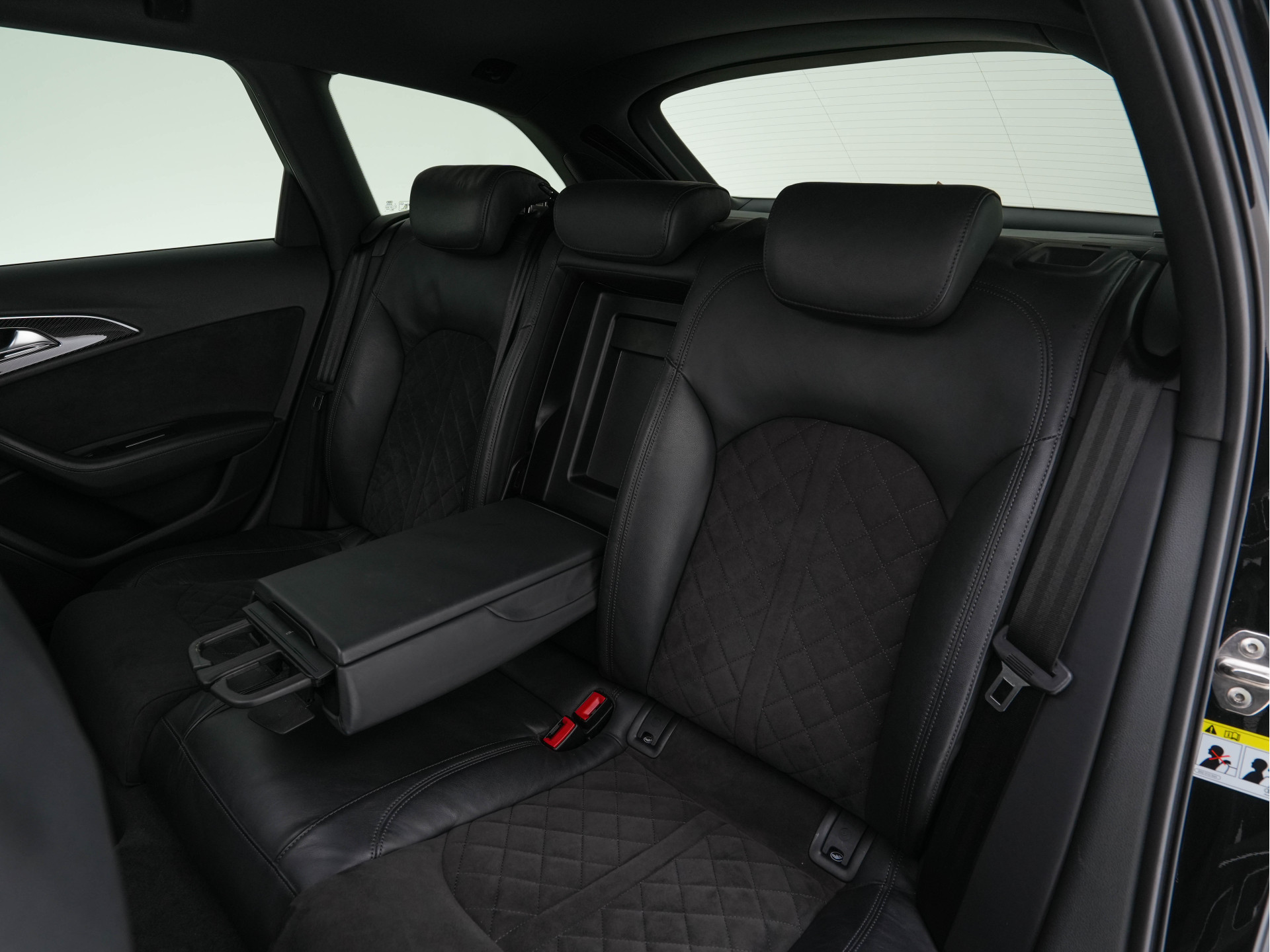 Audi RS6 Avant 4.0 TFSI Quattro *MILLITEK-EXHAUST | CERAMIC-BRAKES | PANO | LEATHER-ALCANTARA | FULL-LED | TOP-VIEW | BLIS | MEMORY-PACK | CARBON-INT. | BOSE-SOUND | LANE-ASSIST | KEYLESS | DAB+ | SPORT-SEATS | SHIFT-PADDLE