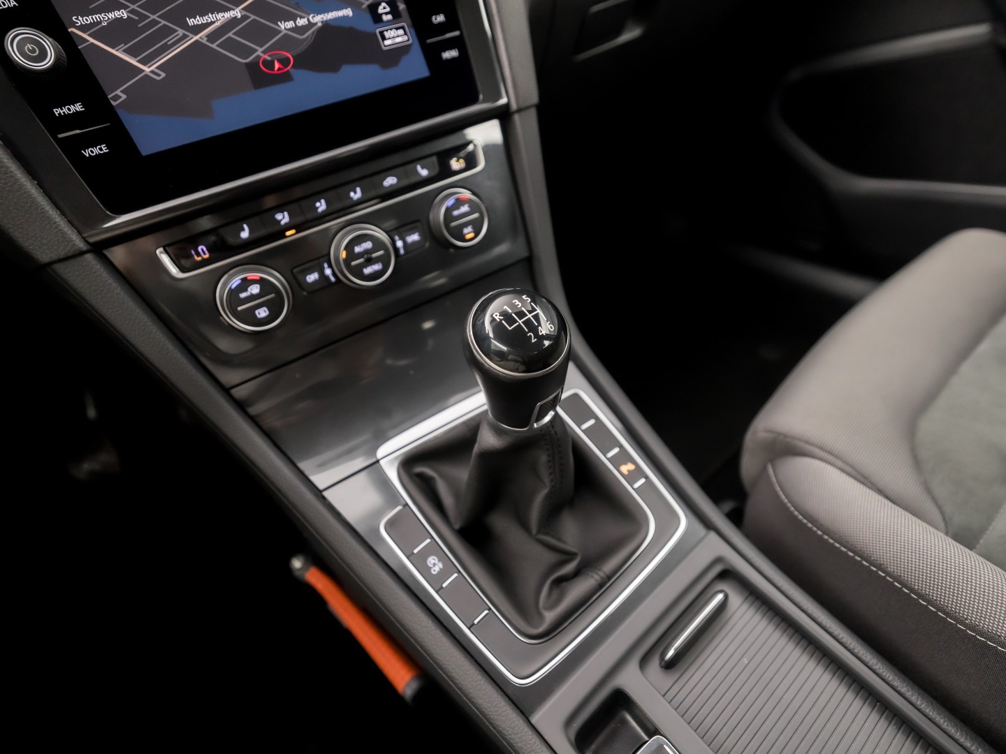 Volkswagen Golf 1.0 TSI Sportline (APPLE CARPLAY, GROOT NAVI, ALCANTARA, DYNAMISCHE KNIPPERLICHTEN, SPORTSTOELEN, STOELVERWARMING, ADAPTIVE CRUISE, PARKEERSENSOREN, NIEUWSTAAT)