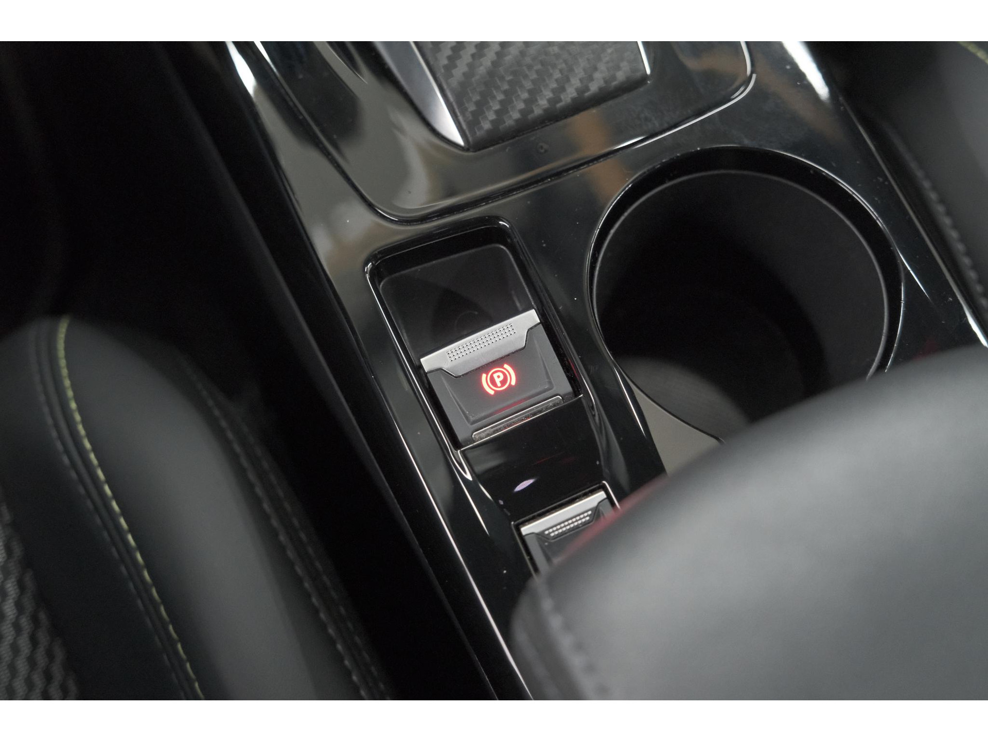 Peugeot 2008 PureTech 130 EAT8 GT | 360 Camera | Adaptieve Cruise Control | Dodehoekdetectie | Navigatie
