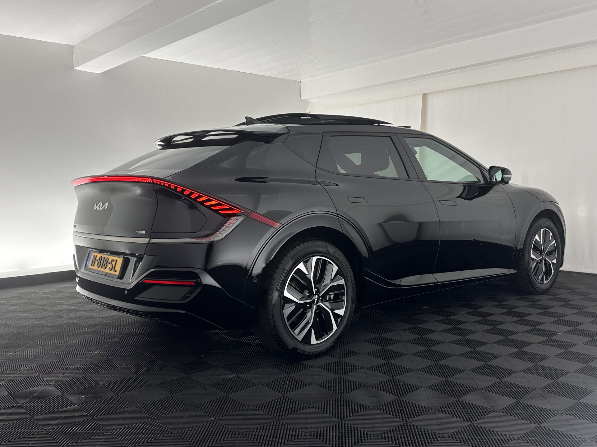 Kia EV6 GT-Line 77.4 kWh (INCL-BTW) *AUT | PANO | HEAD-UP | LEATHER-ALCANTARA | ADAPTIVE-CRUISE | DIGI-COCKPIT | MERIDIAN-AUDIO | MEMORY-PACK | FULL-LED | KEYLESS | TOP-VIEW | DAB | BLIND-SPOT | NAVI-FULLMAP | PRIVAC