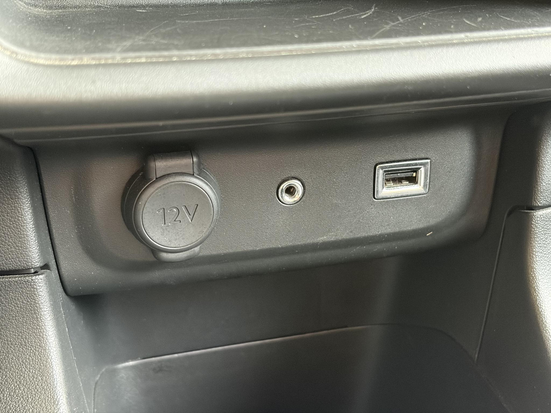 Citroen C3 1.2 PureTech Shine ✓2e Eigenaar✓Camera✓Carplay✓Navi✓Trekhaak✓Pdc✓Clima✓Cruise✓17''Lm velgen✓Rijstrooksensor✓N.A.P✓Apk tot 04-2027