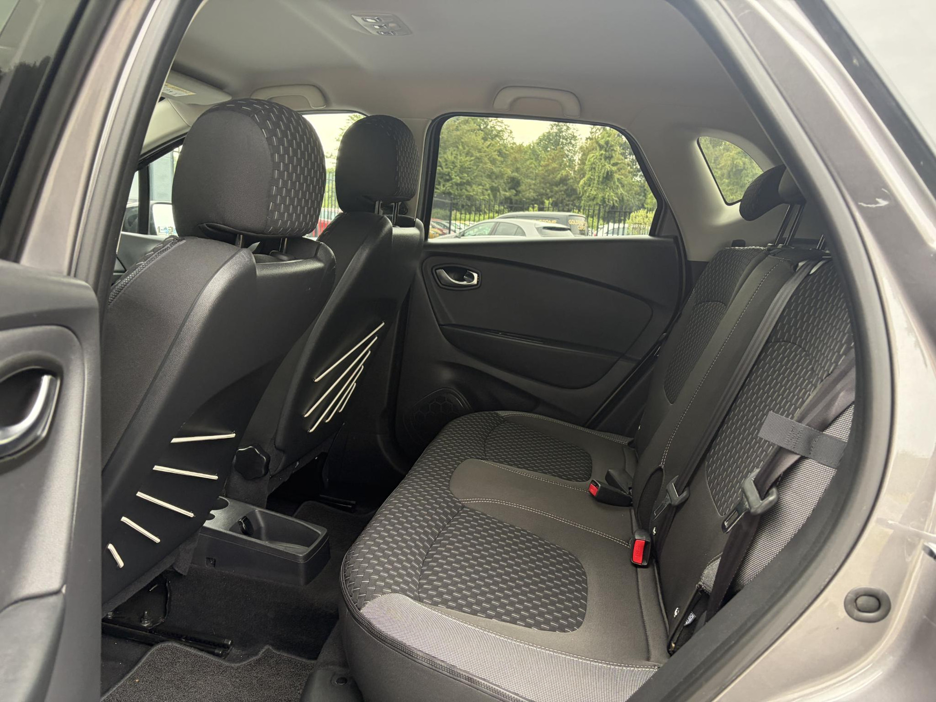 Renault Captur 1.2 TCe Intens 120pk,1e Eigenaar,Camera,Trekhaak,Carplay,Pdc,Clima,Cruise,Dealer Onderhouden,6 Bak,Lm velgen,Dodehoek,N.A.P,Apk tot 10-2027