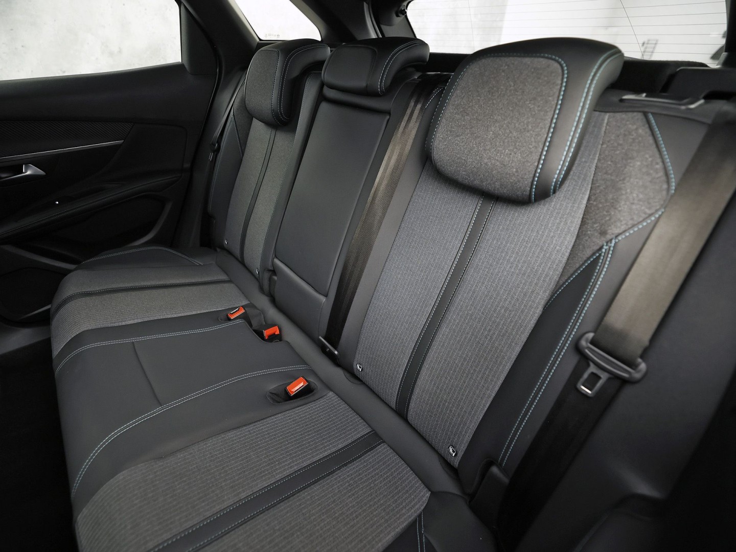 Peugeot 3008 1.6 HYbrid 225 Allure Sport 225Pk Automaat (APPLE CARPLAY, GROOT NAVI, 360 CAMERA, LEDER, SPORTSTOELEN, KEYLESS, GETINT GLAS, ZWART HEMEL, NIEUWSTAAT)