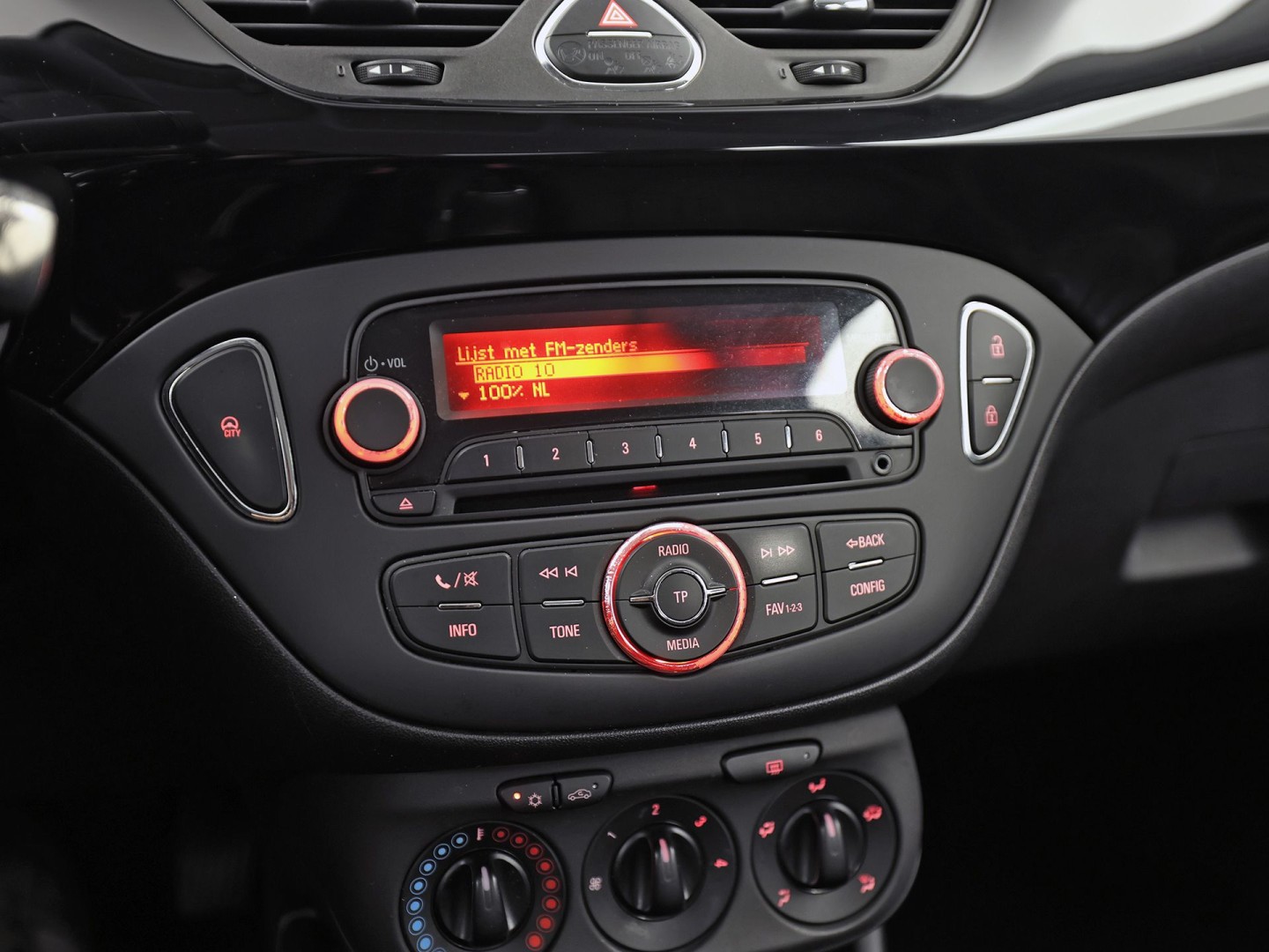 Opel Corsa 1.4 Color Edition (5 DEURS, AIRCO, SPORTSTOELEN, CRUISE, ELEK RAMEN, NIEUWE APK, NIEUWSTAAT)