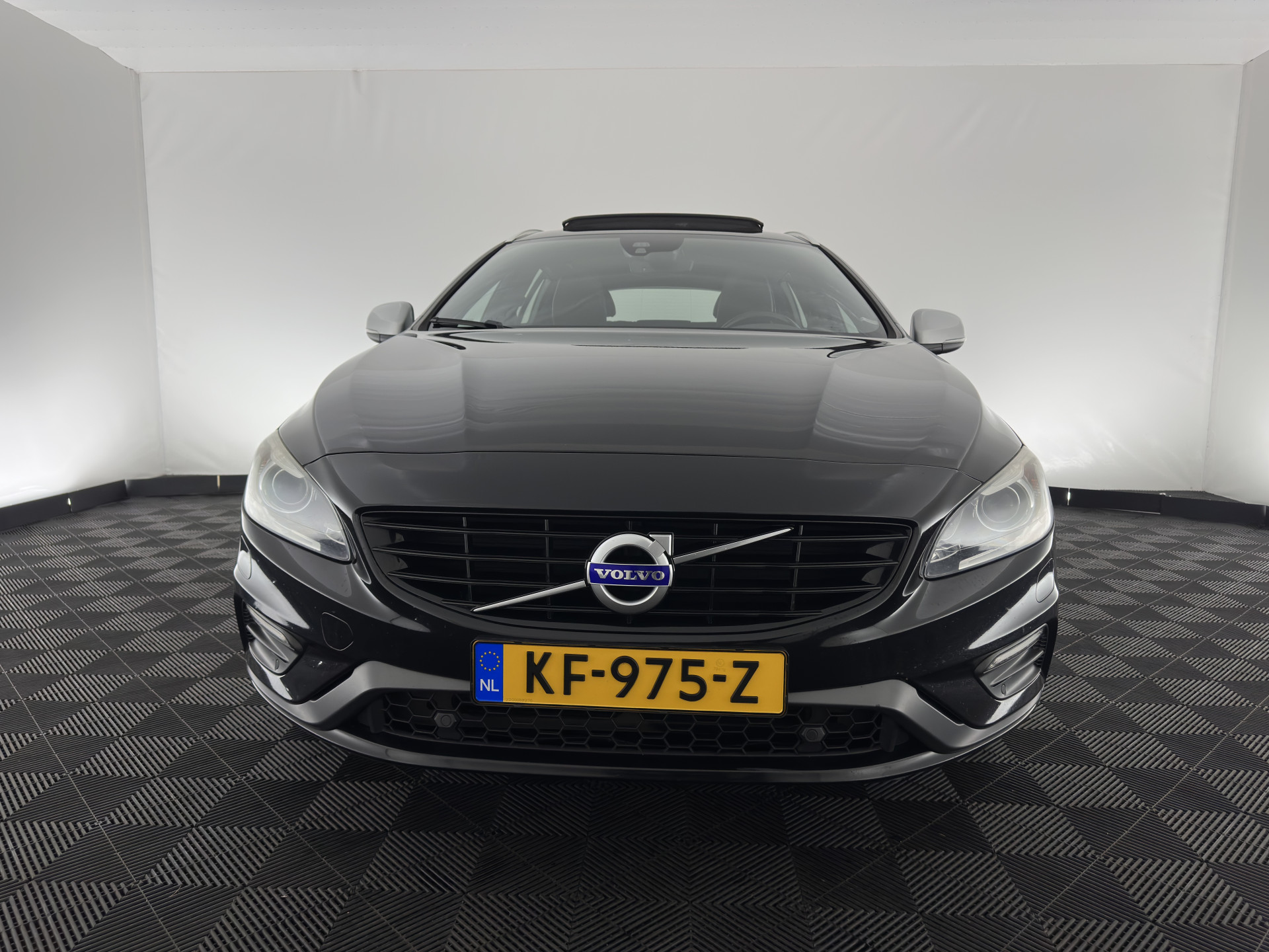 Volvo V60 2.4 D6 Twin Engine R-Design Aut. *PANO | LEATHER-ALCANTARA | BI-XENON | MEMORY-PACK | HEATED-COMFORTSEATS | NAVI-FULLMAP | CAMERA | PRIVACY-GLASS | ECC | PDC | CRUISE | 18''ALU*