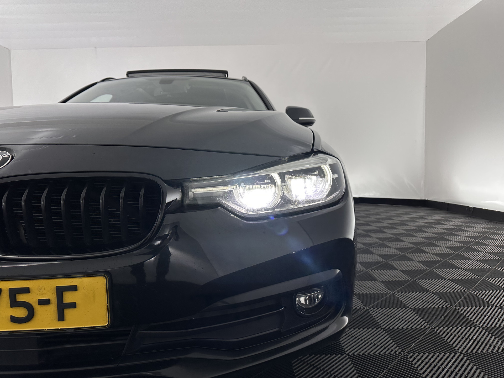 BMW 3-serie Touring 320d EDE Executive Aut. *PANO | LEATHER | FULL-LED | DIGI-COCKPIT | HEATED-SPORTSEATS | NAVI-FULLMAP | PRIVACY-GLASS | ECC | KEYLESS | LANE-ASSIST | PDC | CRUISE | TOWBAR | 18''ALU*