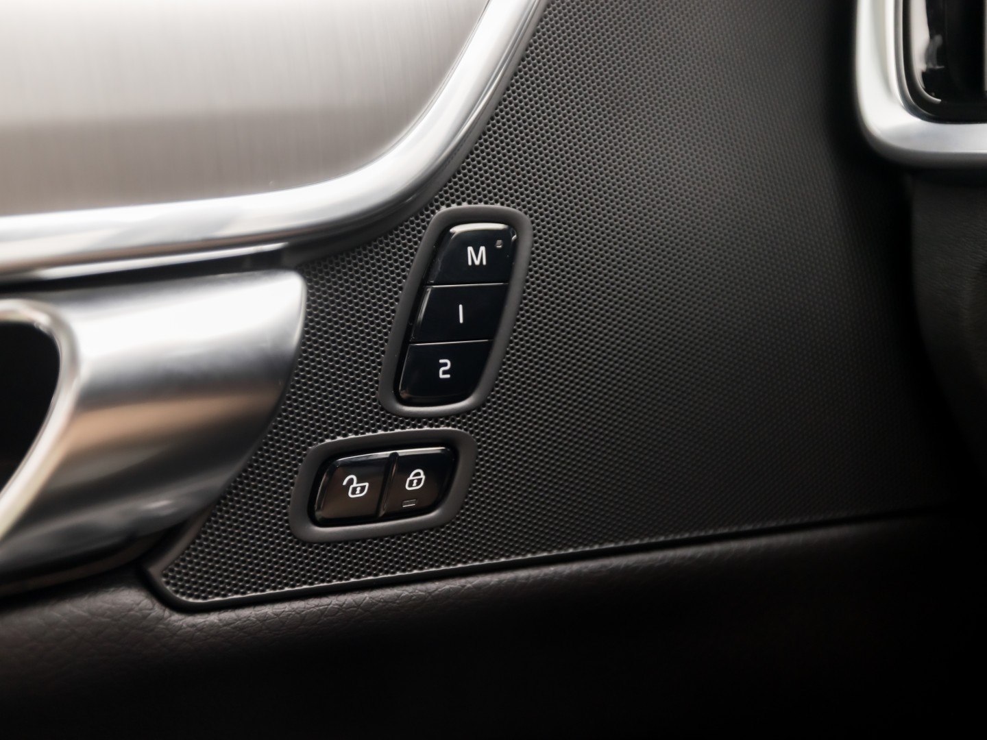 Volvo V90 2.0 T4 Momentum Sport 190Pk Automaat (APPLE CARPLAY, GROOT NAVI, LEDER, GETINT GLAS, STOELVERWARMING ACHTER, MEMORY SEATS, ELEK ACHTERKLEP, NIEUWE APK, NIEUWSTAAT)