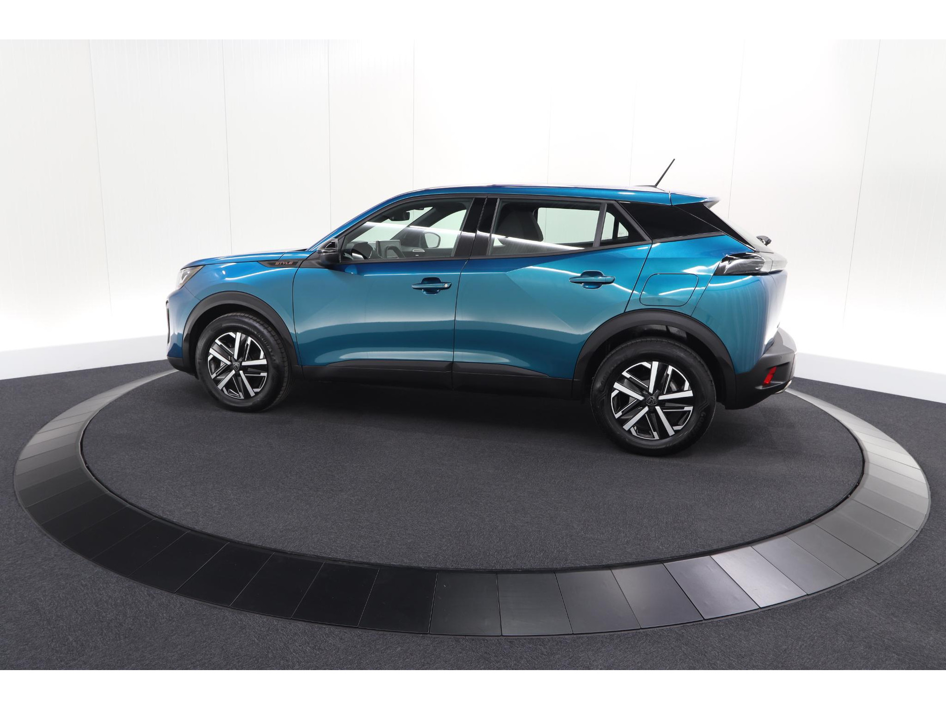 Peugeot 2008 Hybrid 136 e-DCS6 Style | Apple Carplay | Parkeersensoren | Climate control