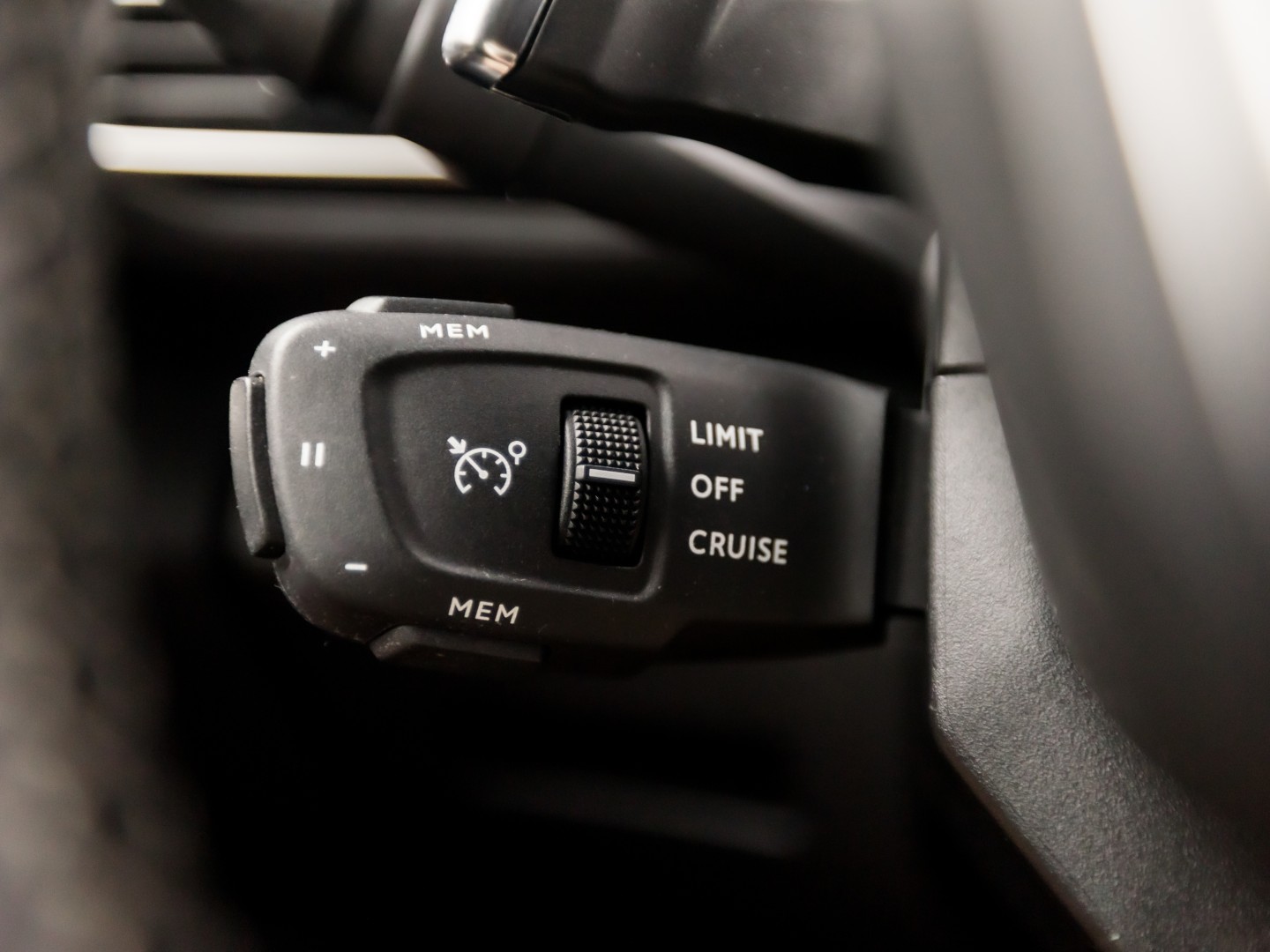 Peugeot 3008 1.6 HYbrid 225 Allure Sport 225Pk Automaat (APPLE CARPLAY, GROOT NAVI, 360 CAMERA, LEDER, KEYLESS, SPORTSTOELEN, GETINT GLAS, LANE ASSIST, NIEUWSTAAT)