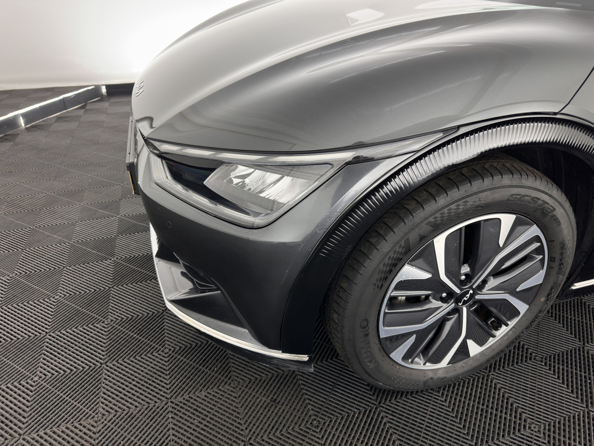 Kia EV6 Plus 77.4 kWh [ 3-Fase ] SOH100% (INCL-BTW) Aut. *LEATHER | ADAPTIVE-CRUISE | DIGI-COCKPIT | MERIDIAN-AUDIO | MEMORY-PACK | FULL-LED | KEYLESS | CAMERA | DAB | BLIND-SPOT | NAVI-FULLMAP | PRIVACY-GLASS | AMBIENT-LIGH