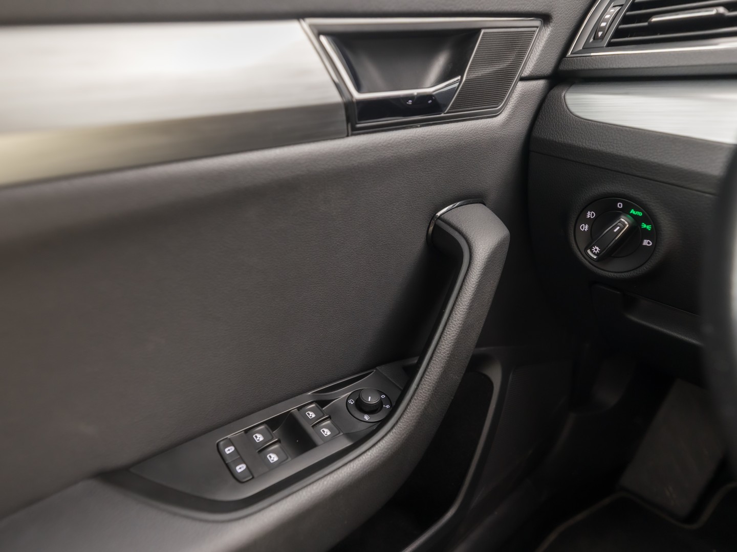 Škoda Superb Combi 1.4 TSI iV Business Sport 218Pk Automaat (VIRTUAL COCKPIT, APPLE CARPLAY, GROOT NAVI, CAMERA, STOELVERWARMING, SPORTSTOELEN, KEYLESS, ADAPTIVE CRUISE, GETINT GLAS, NIEUWSTAAT)
