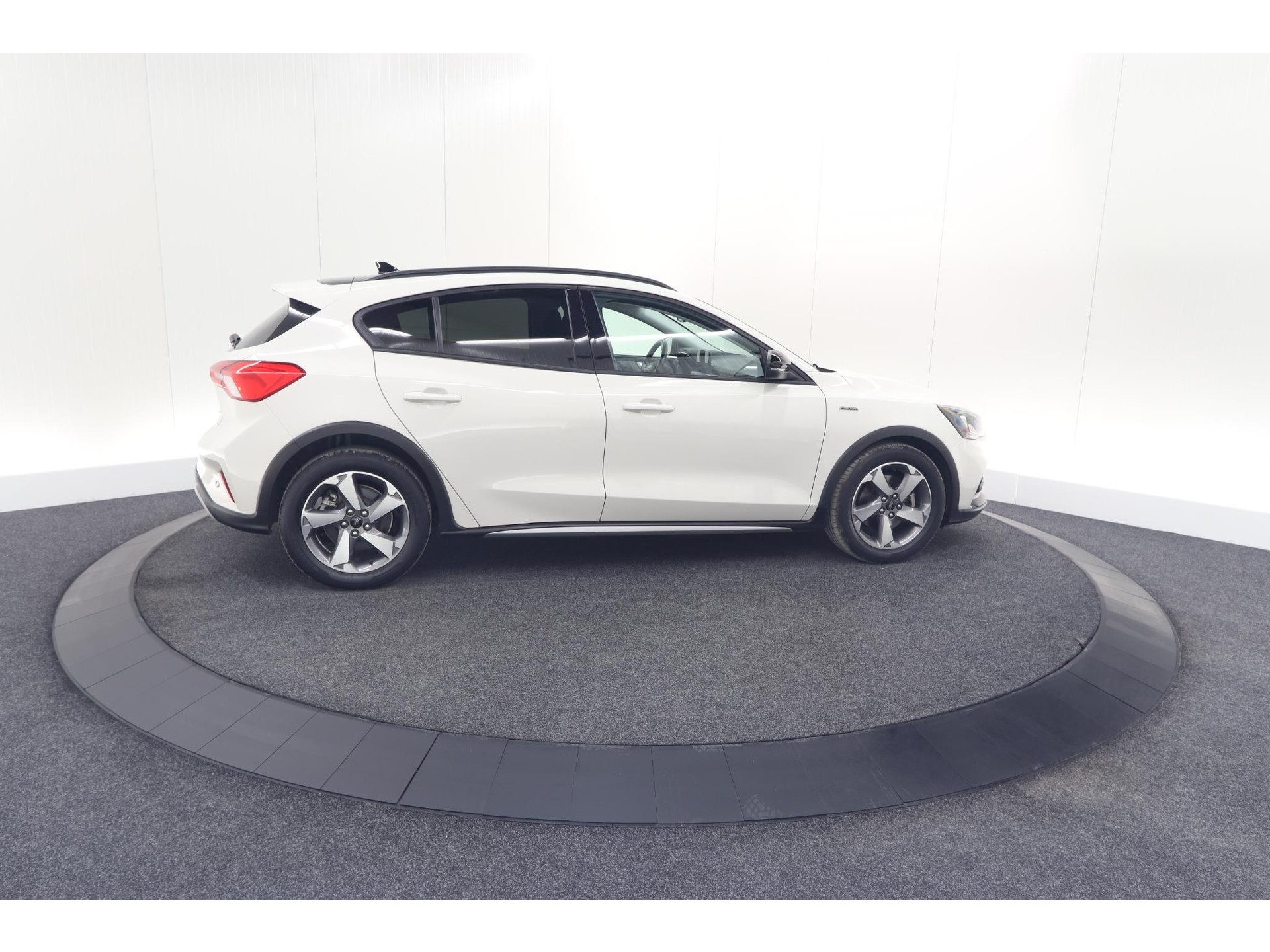 Ford Focus 1.5 EcoBoost Active Business | Lage Kilometerstand | Navigatie | Parkeersensoren | Apple Carplay