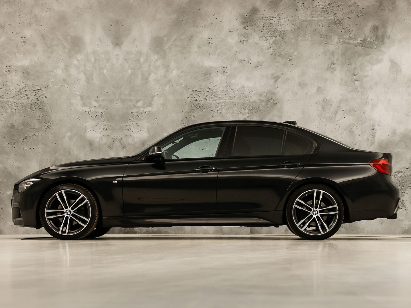 BMW 3 Serie 318i M Sport High Executive Automaat (VIRTUAL COCKPIT, M PAKKET, GROOT NAVI, STOELVERWARMING, SPORT AUTOMAAT, SPORTSTOELEN, TREKHAAK, GETINT GLAS, PARKEERSENSOREN, NIEUWSTAAT)