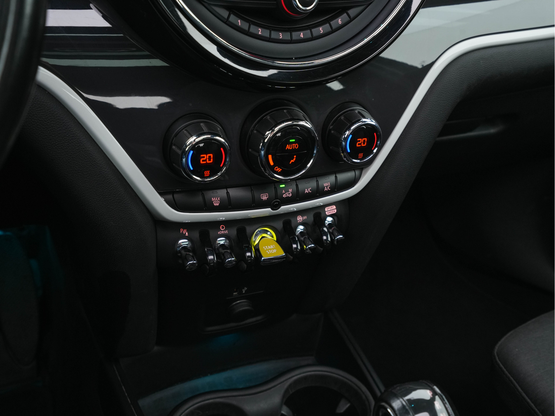 MINI Mini Countryman 2.0 Cooper S E ALL4 Chili Plug-In (INCL-BTW) Aut. *PANO | LEATHER-FABRIC | FULL-LED | SPORT-SEATS | KEYLESS | NAVI-FULLMAP | ECC | AMBIENT-LIGHT | PDC | CRUISE | 18''ALU*