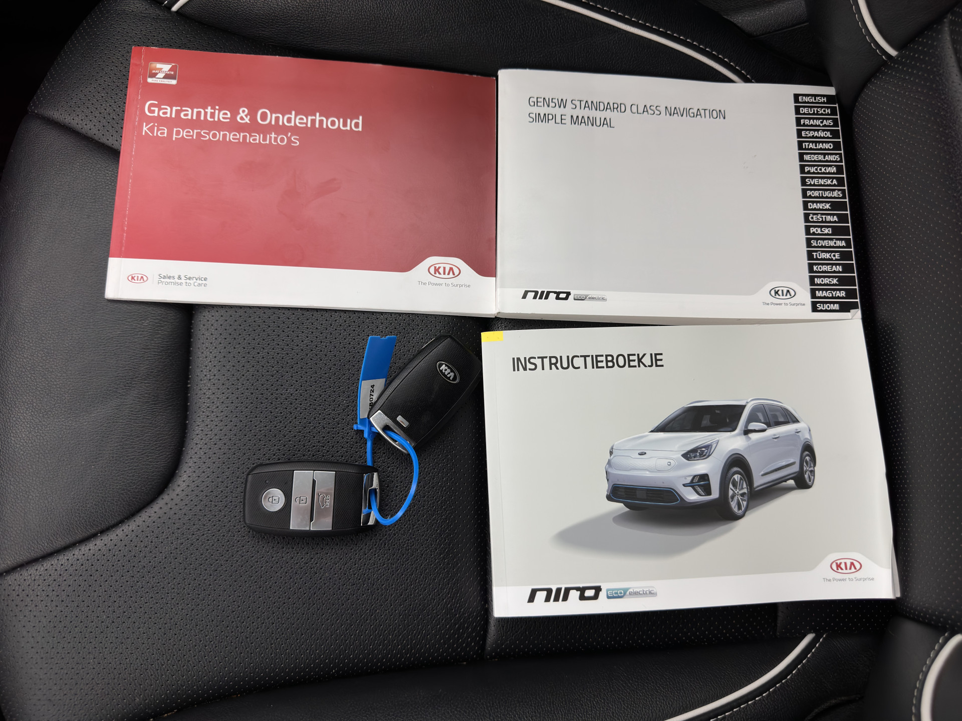 Kia e-Niro ExecutiveLine 64 kWh (3-Fase) {SOH-100%) (INCL-BTW)  Aut *HEATPUMP | LEATHER | FULL-LED | NAVI-FULLMAP | ADAPTIVE-CRUISE | CAMERA | MEMORY-PACK | LANE-ASSIST | KEYLESS | DIGI-COCKPIT | PRIVACY-GLASS | AMBIENT-LIGHT | 17"ALU*