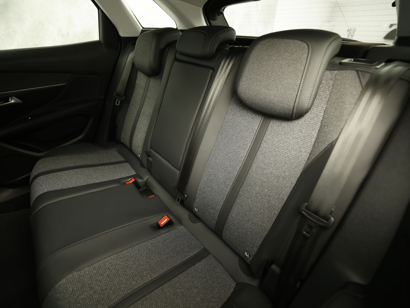 Peugeot 3008 1.2 PureTech Allure Sport Automaat (APPLE CARPLAY, GROOT NAVI, 360 CAMERA, STOELVERWARMING, LEDER, SPORTSTOELEN, ADAPTIVE CRUISE, GETINT GLAS, KEYLESS, NIEUWSTAAT)