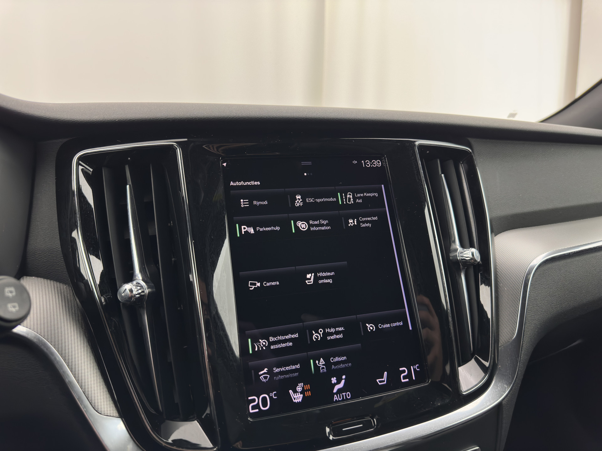 Volvo V60 2.0 B3 R-Design (INCL-BTW) *LEATHER-FABRIC | DIGI-COCKPIT | FULL-LED | MEMORY-PACK | HEATED-SPORTSEATS | LANE-ASSIST | NAVI-FULLMAP | CAMERA | DAB+ | PRIVACY-GLASS | ECC | PDC | TOWBAR | 19''ALU*