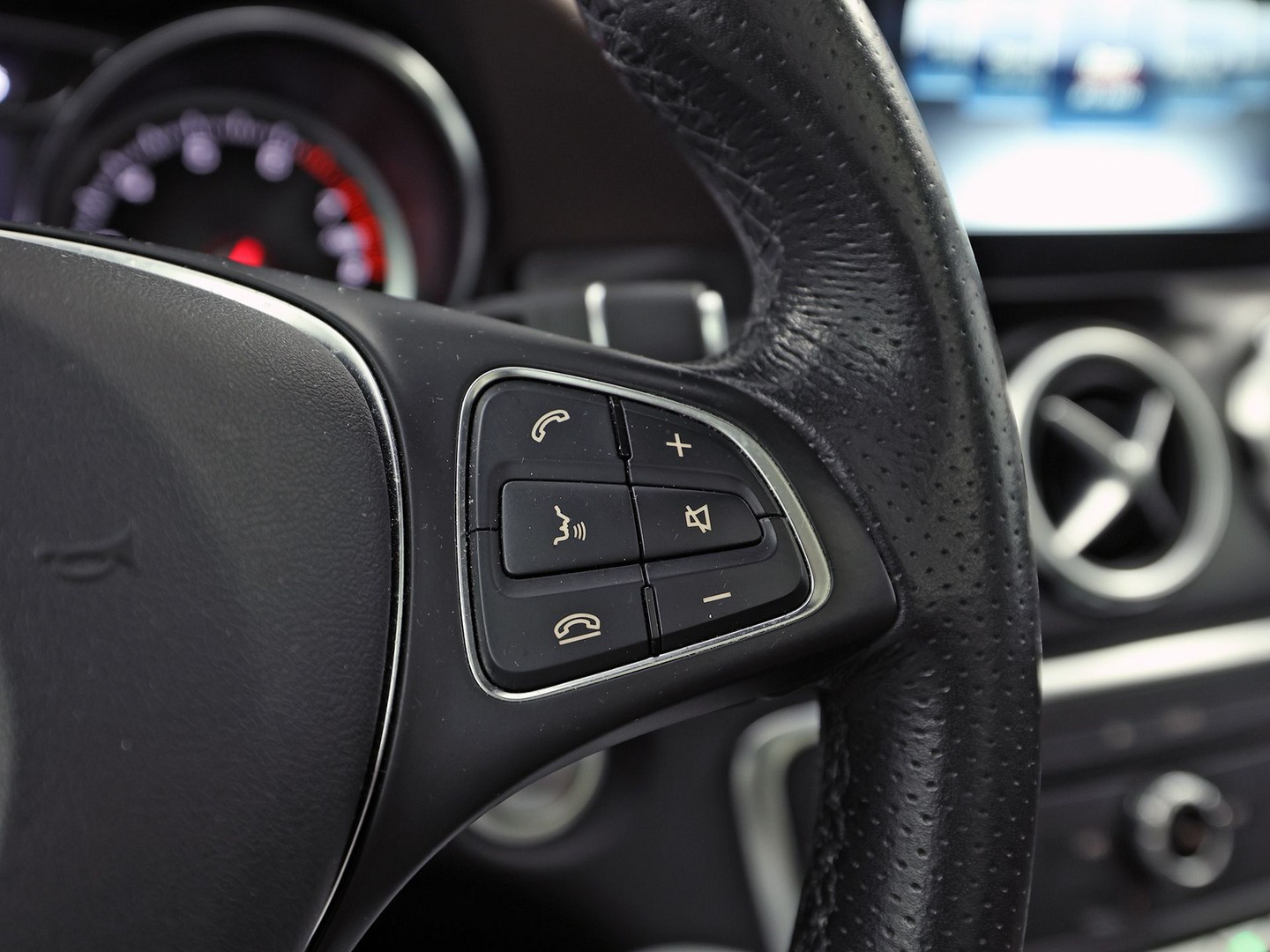 Mercedes-Benz GLA-klasse 250 4Matic Premium AMG Sport 211Pk Automaat (PANORAMADAK, MEMORY SEATS, GROOT NAVI, CAMERA, TREKHAAK, SPORTSTOELEN, GETINT GLAS, BRUIN LEDER, STOELVERWARMING, NIEUWSTAAT)