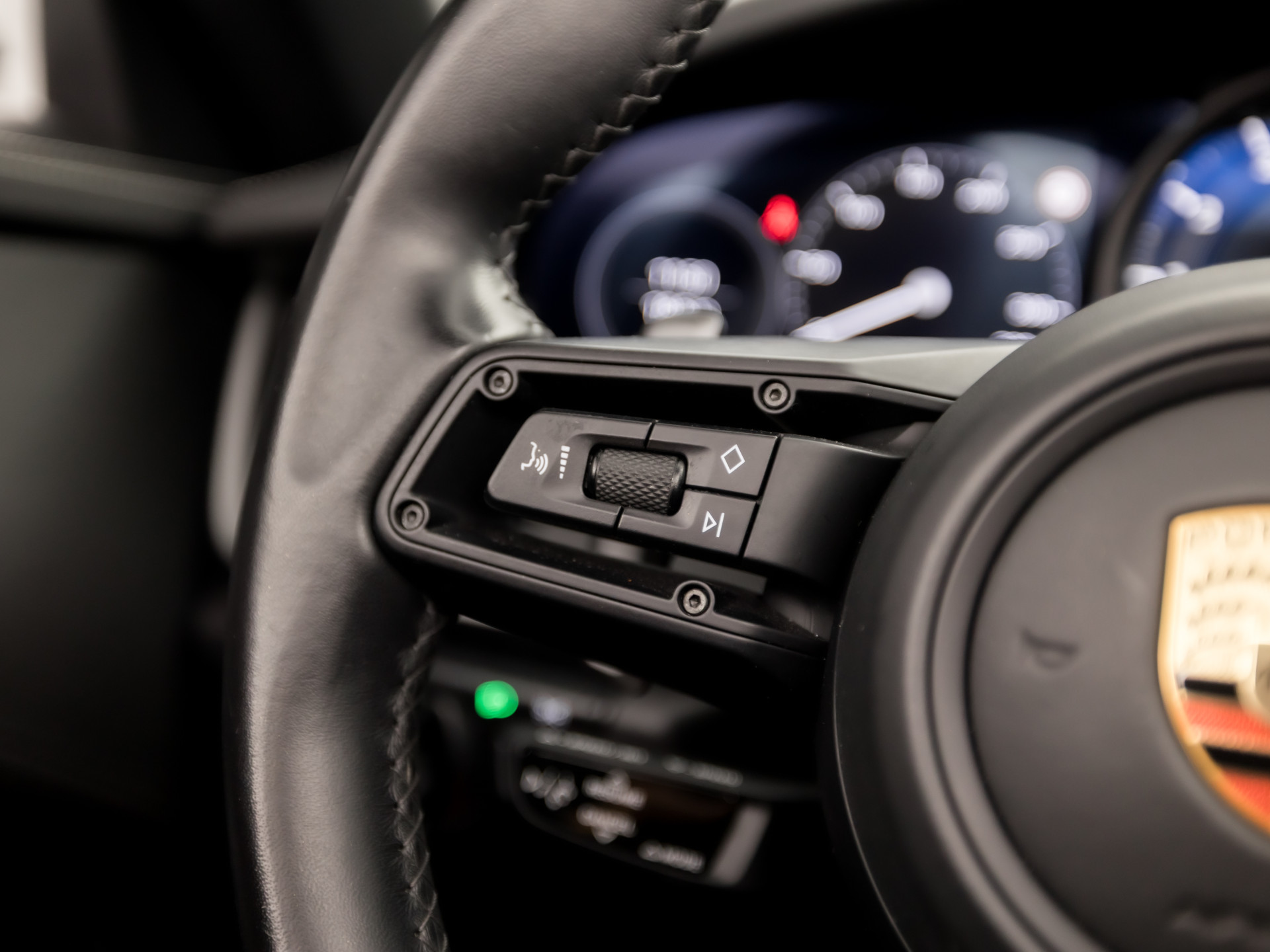 Porsche 911 Cabrio 3.0 Carrera 385Pk (SPORT CHRONO PAKKET, SPORTUITLAAT, BOSE AUDIO, LED MATRIX, APPLE CARPLAY, CAMERA, SFEERVERLICHTING, STOELVERWARMING, NIEUWSTAAT)