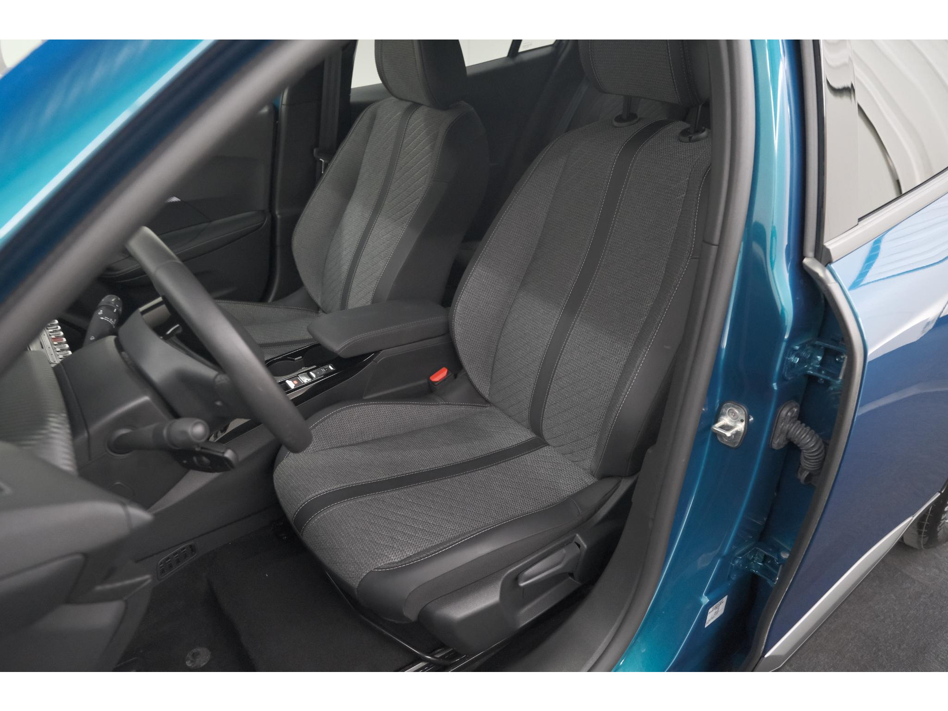 Peugeot e-2008 EV Allure Avantage 54 kWh | SOH 97,7% | 11 KW Lader | Apple Carplay | Parkeersensoren