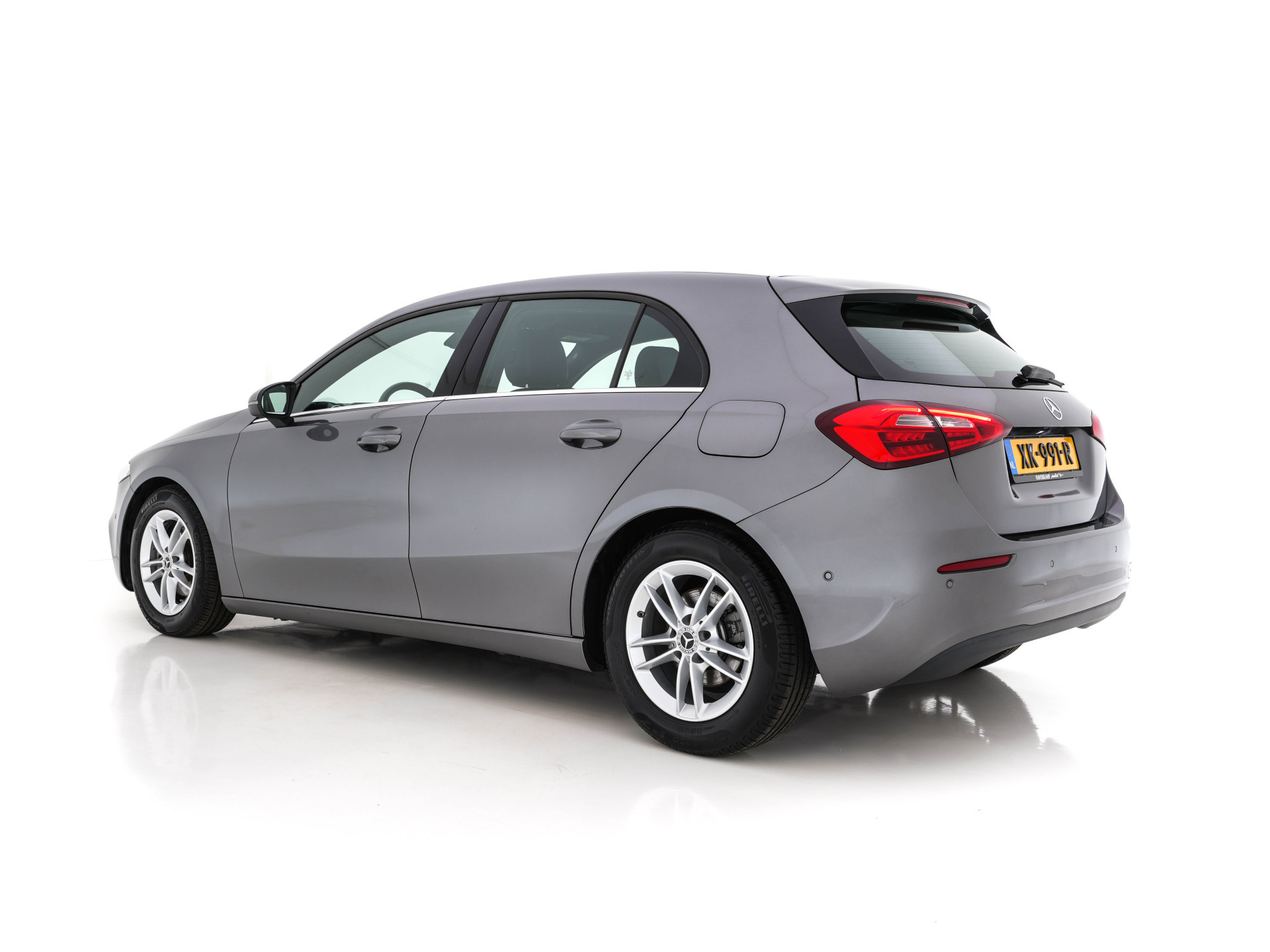 Mercedes-Benz A-klasse 180 Advantage Style-Pack (INCL-BTW) Aut. *WIDESCREEN-DIGI-COCKPIT | LEATHER-MICROFIBRE | CAMERA | NAVI-FULLMAP | ECC | PDC | CRUISE | CARPLAY | HEATED-SPORTSEATS | CARBON-INLAY | DAB | SHIFT-PADDLES | 16"ALU*