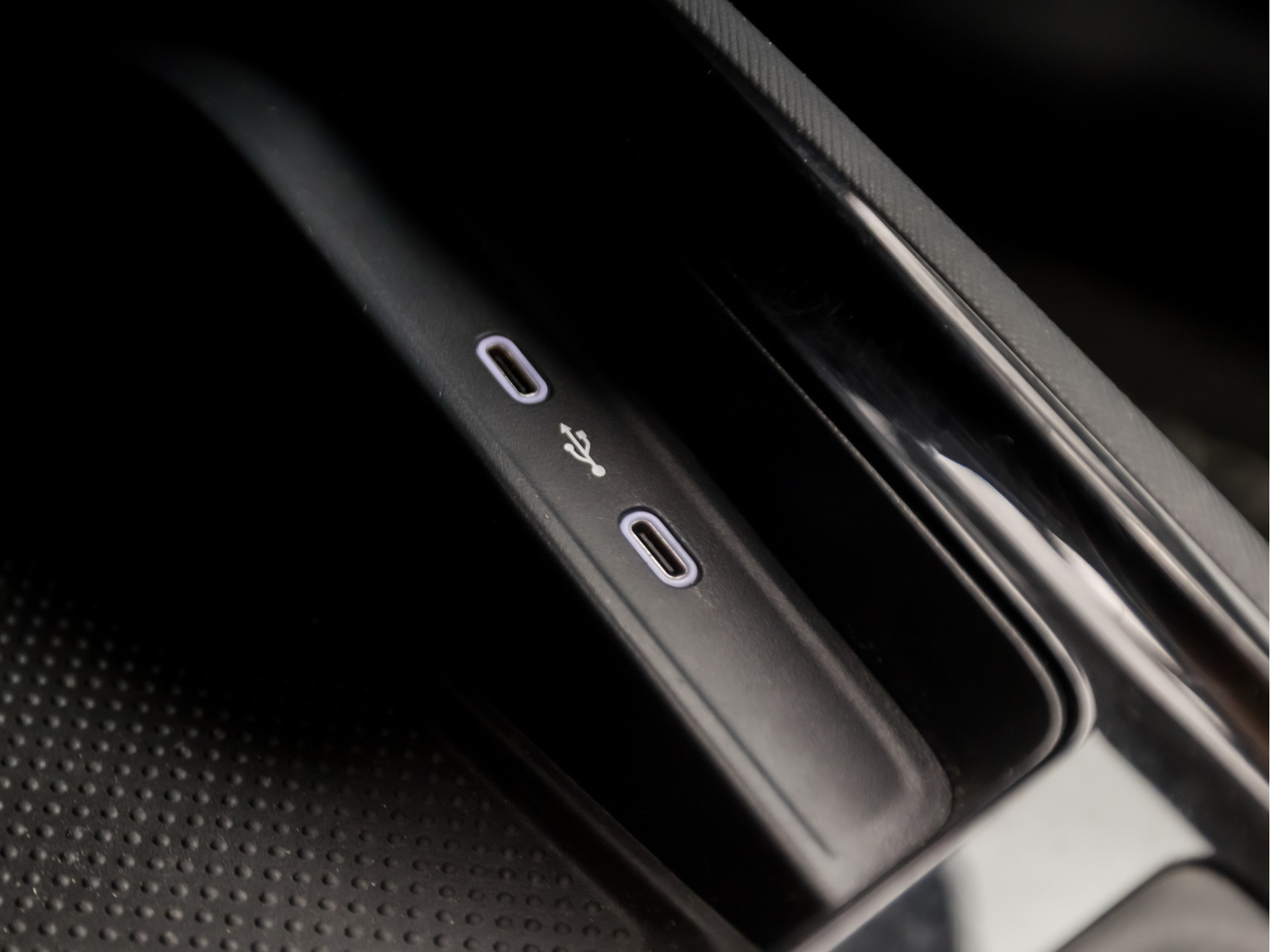Škoda Kamiq 1.0 TSI Sport (VIRTUAL COCKPIT, APPLE CARPLAY, GROOT NAVI, TREKHAAK, PARKEERSENSOREN, SPORTSTOELEN, GETINT GLAS, CRUISE, NIEUWE APK, NIEUWSTAAT)