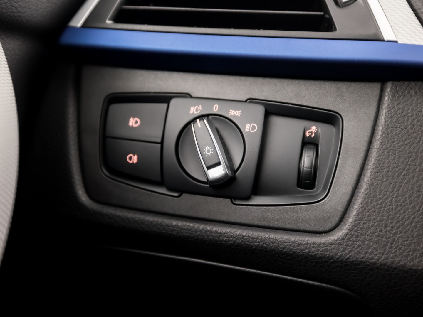 BMW 3 Serie 320i M Sport High Executive 184Pk Automaat (GROOT NAVI, DEALER ONDERHOUDEN, CLIMATE, LEDER, STOELVERWARMING, SPORTSTOELEN, PARKEERSENSOREN, GETINT GLAS, NIEUWSTAAT)