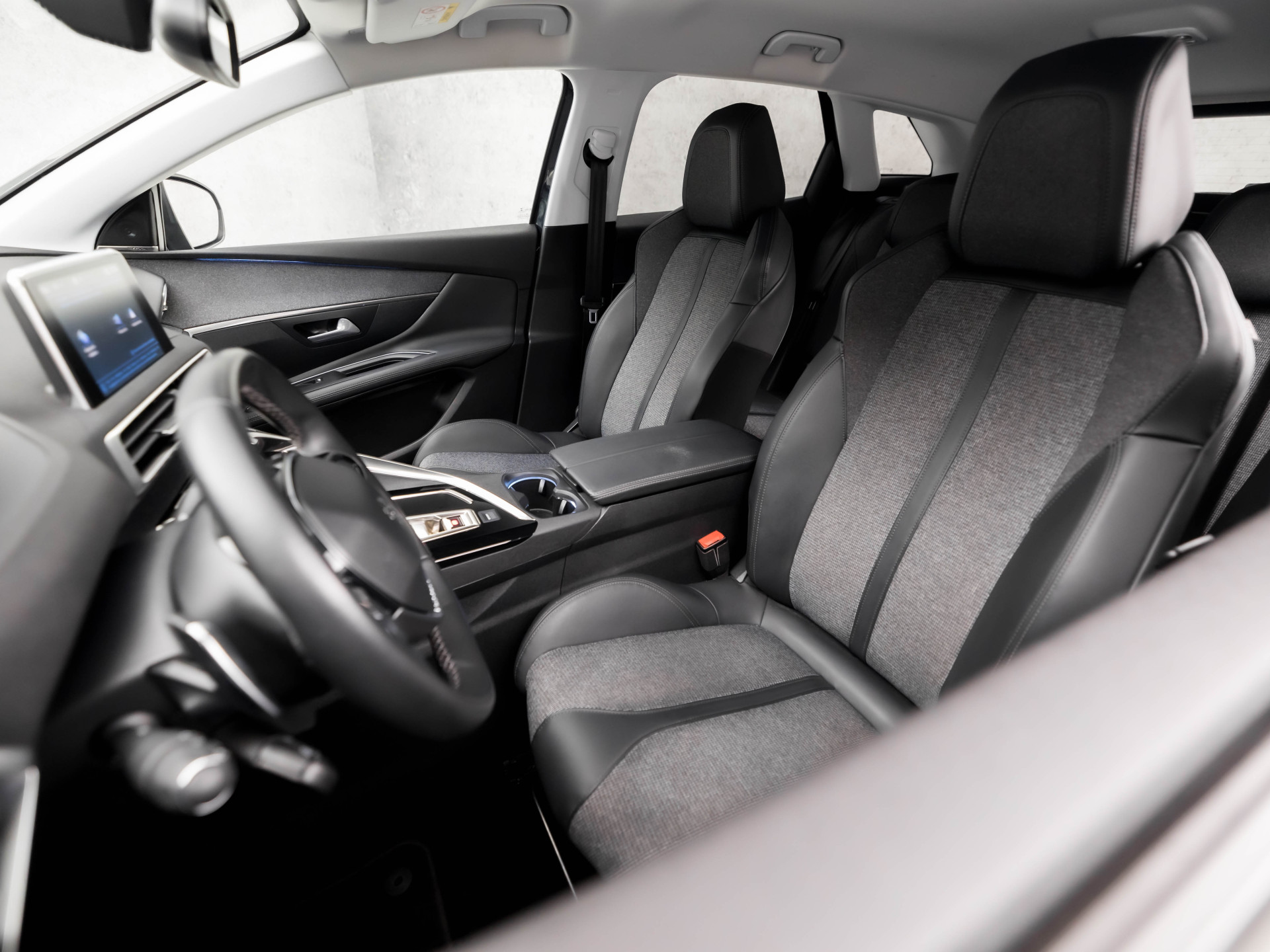 Peugeot 3008 1.2 PureTech Allure Automaat (APPLE CARPLAY, LED KOPLAMPEN, FOCAL AUDIO, LEDER, SPORTSTOELEN, GETINT GLAS, CRUISE, DAKRAILS, NIEUWSTAAT)