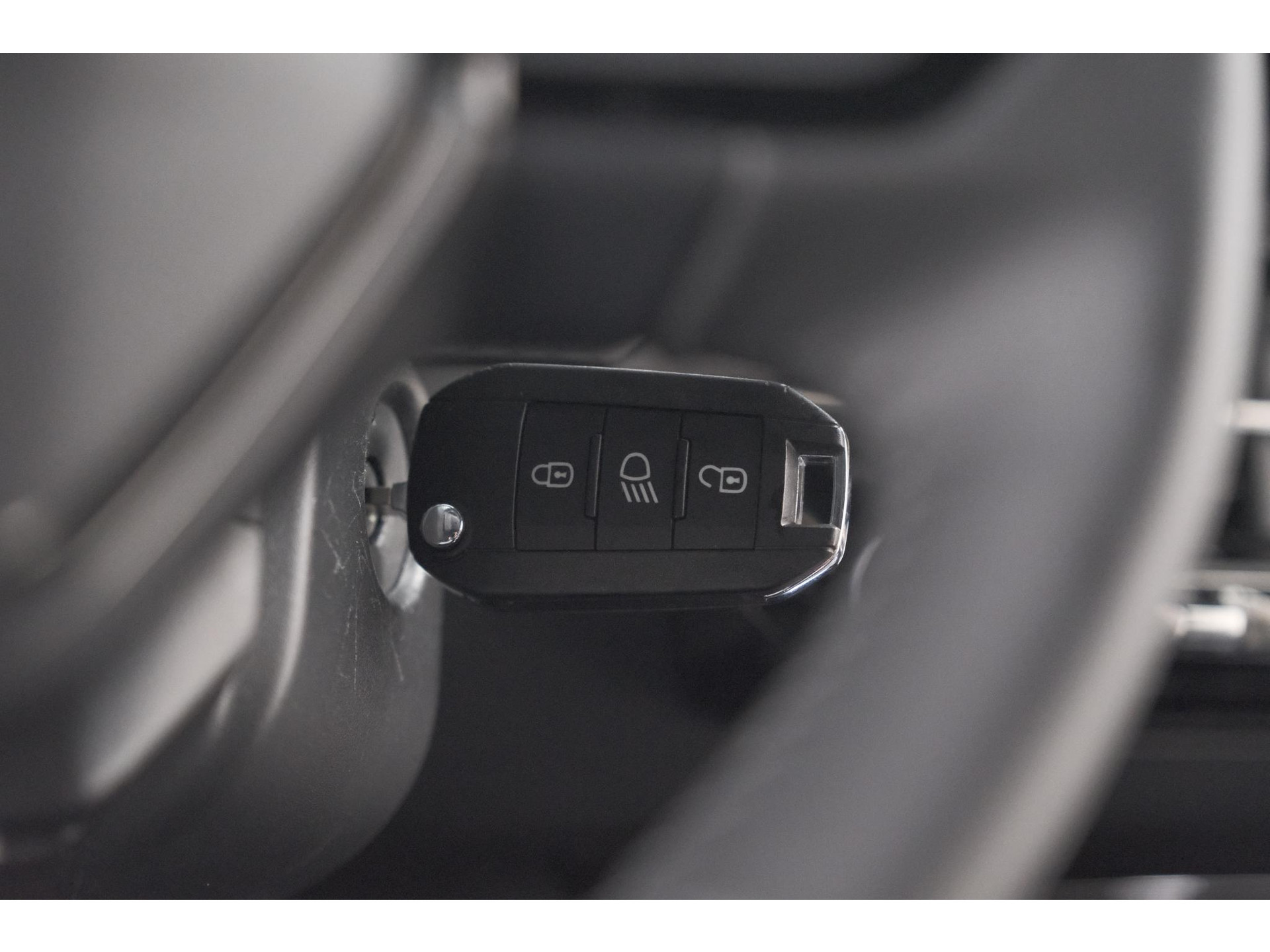 Peugeot 2008 PureTech 100 Allure | Apple Carplay | Parkeersensoren | Climate control