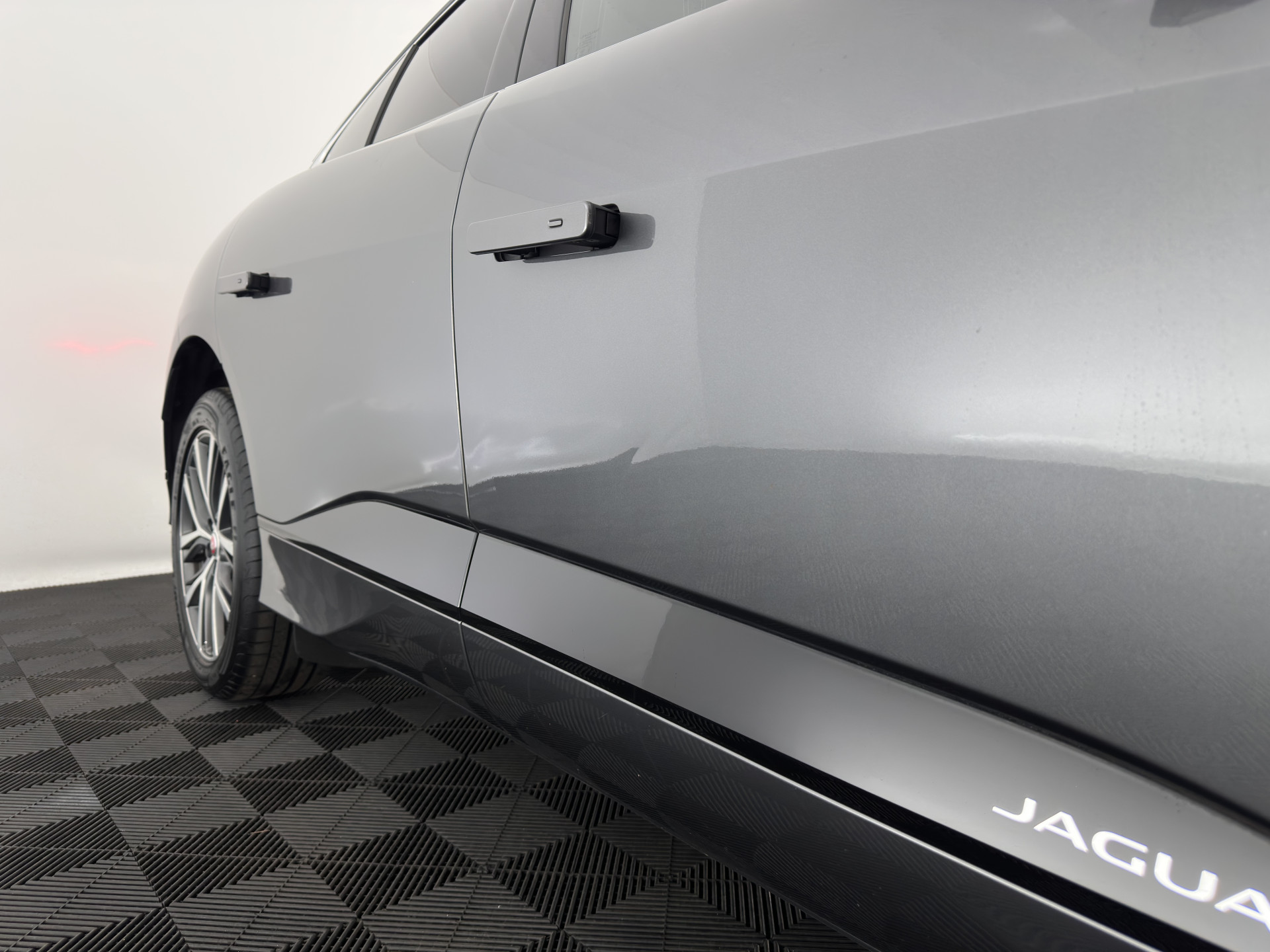 Jaguar I-PACE EV400 HSE 90 kWh AWD (INCL-BTW) *PANO | LEATHER | FULL-LED | MERIDIAN-AUDIO | TOP-VIEW | MEMORY-PACK | BLIND-SPOT | DIGI-COCKPIT | KEYLESS | DAB+ | NAVI-FULLMAP | ECC | HEATED-COMFORTSEATS | PDC | CCS-FASTLOADER