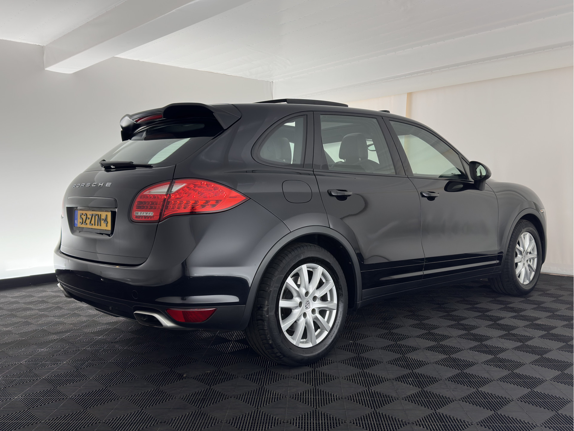 Porsche Cayenne 3.0 D Aut. *PANO | LEATHER | XENON-PLUS | SPORT-CHRONO | HEATED-COMFORTSEATS | BOSE-SOUND | MEMORY-PACK |  AIR-SUSPENSION | NAVI-FULLMAP | TOWBAR | LANE-ASSIST | SHIFT-PADDLES | 18''ALU*