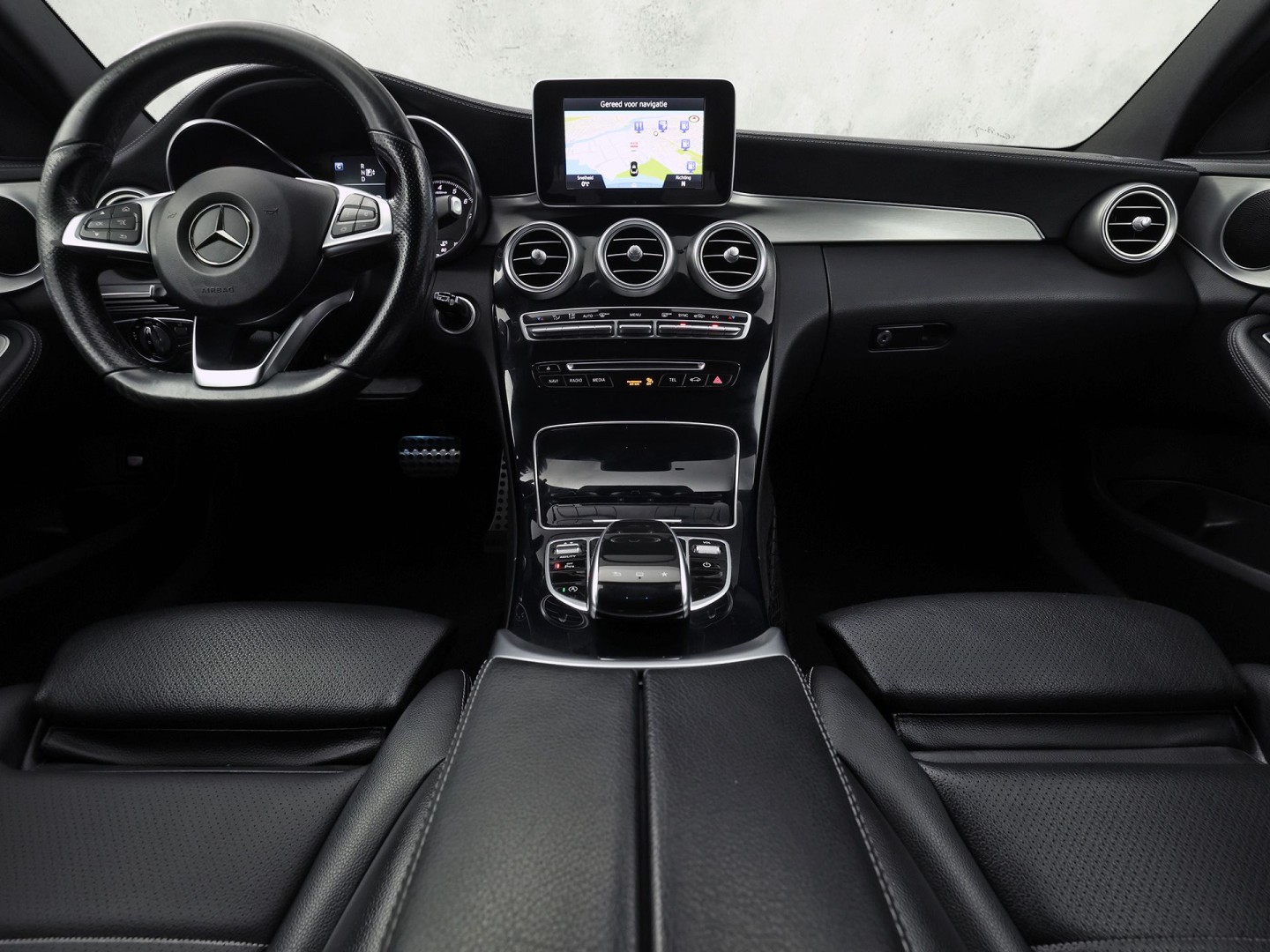 Mercedes-Benz C-Klasse 250 AMG Sport 211Pk Automaat (NAVIGATIE, RODE REMKLAUWEN, LEDER, STOELVERWARMING, ELEK SPORTSTOELEN, GETINT GLAS, SFEERVERLICHTING, NIEUWSTAAT)