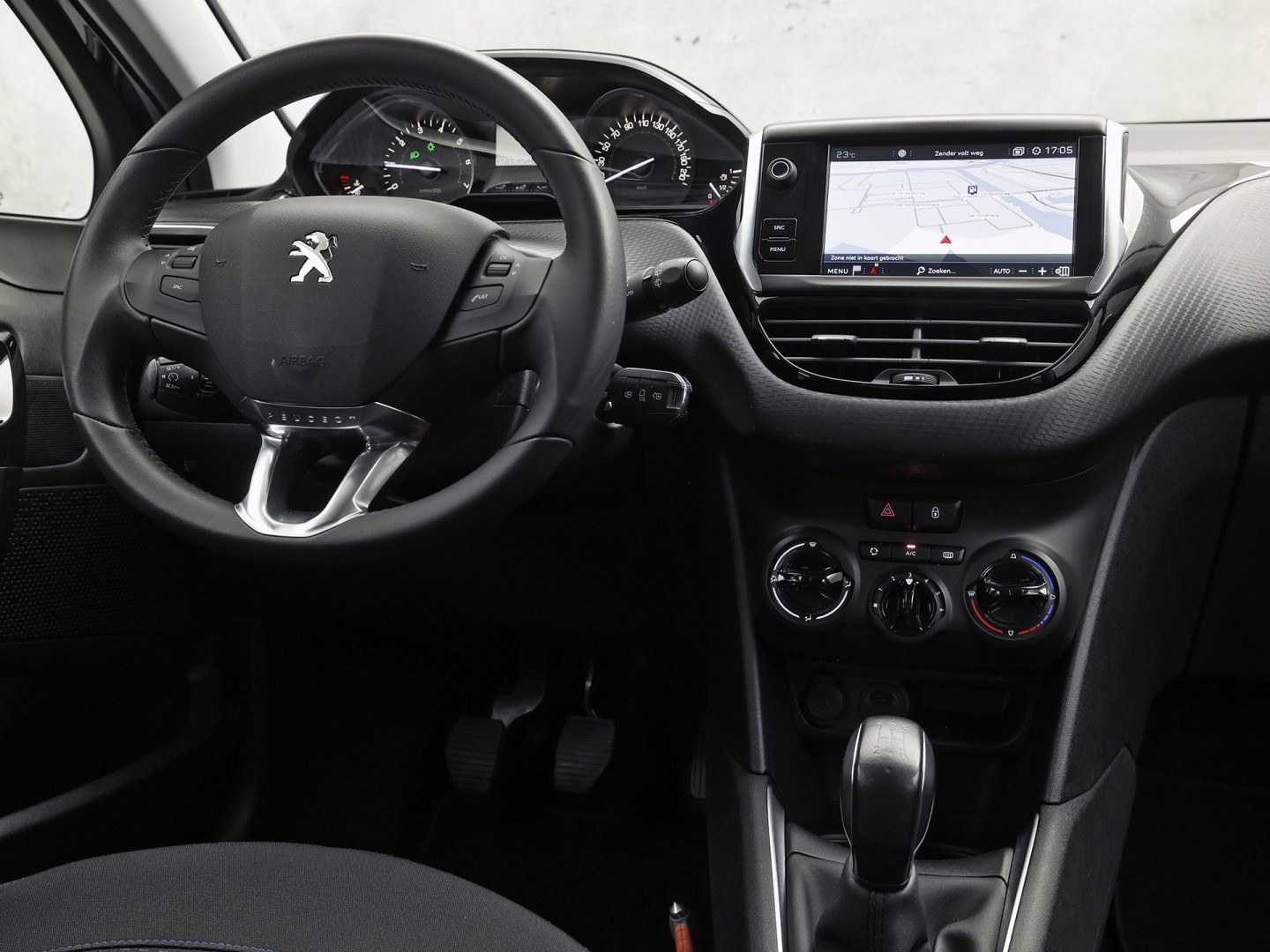 Peugeot 208 1.2 PureTech Signature (APPLE CARPLAY, LOGISCH NAP, NAVIGATIE, GETINT GLAS, SPORTSTOELEN, PARKEERSENSOREN, LM VELGEN, CRUISE, NIEUWSTAAT)
