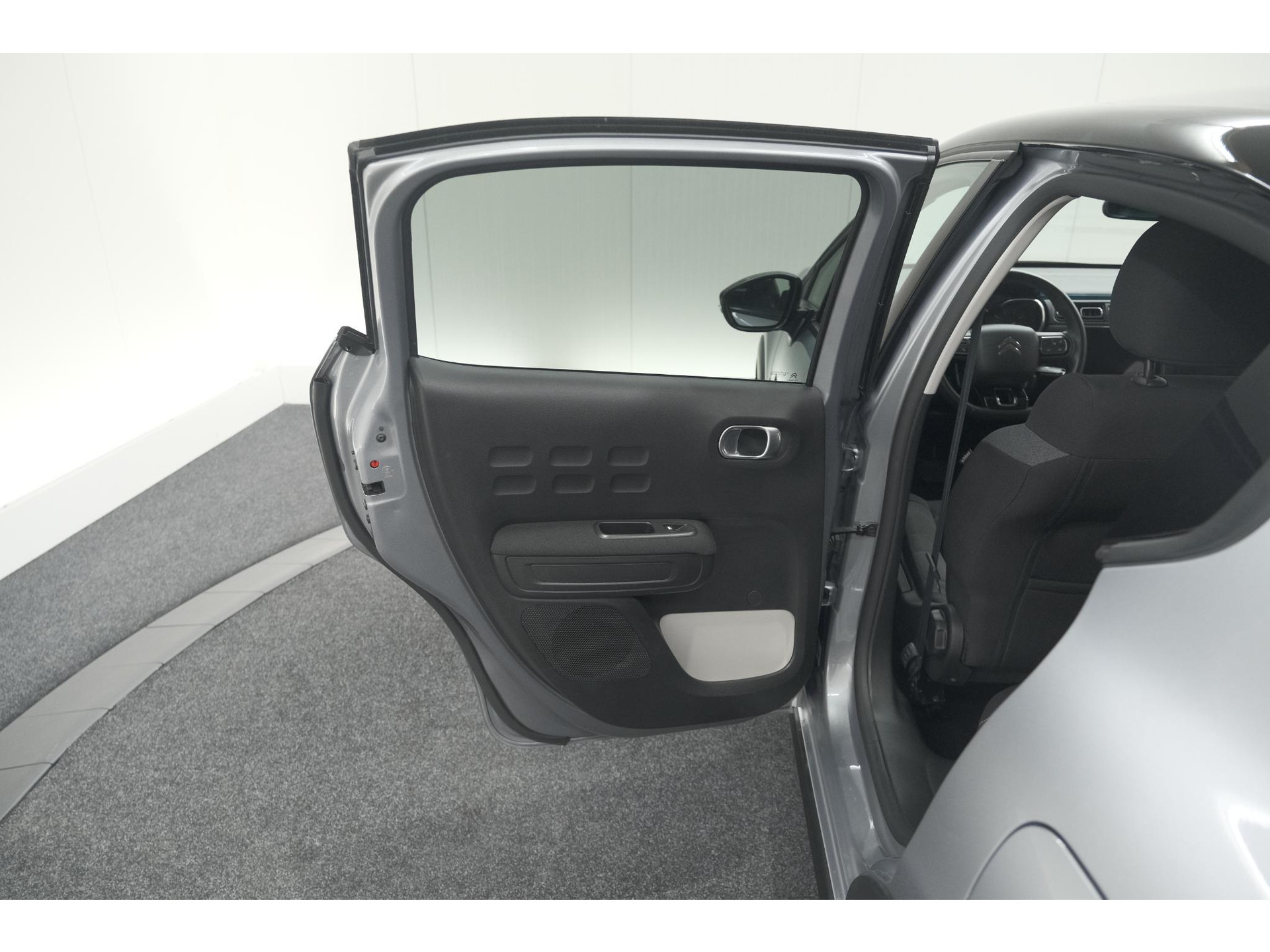 Citroen C3 PureTech 110 EAT6 Shine | Camera | Navigatie | Parkeersensoren | Apple Carplay | 17 Inch Lichtmetalen Velgen