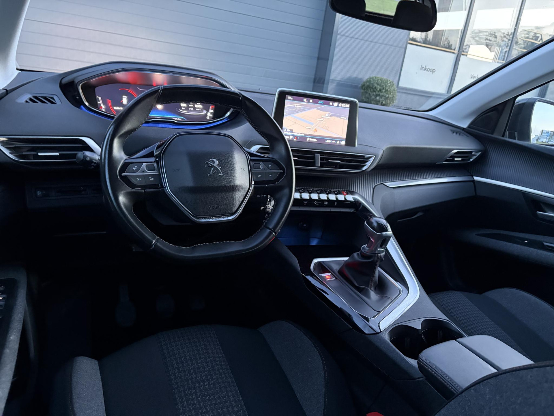 Peugeot 3008 1.2 PureTech Active ✓D-riem vv in 2023✓360° Camera✓Carplay✓Navi✓131pk✓Clima✓Cruise✓Trekhaak✓Dealer Onderhouden✓Bj 11-2019✓Lm velgen✓6 Bak✓Pdc✓N.A.P✓Apk tot 06-2027