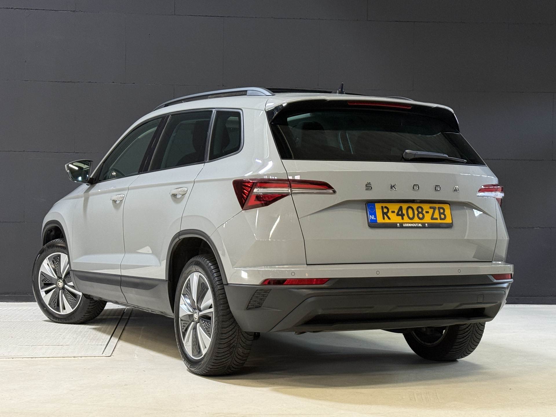 ŠKODA Karoq 1.5 TSI ACT Business Edition Plus | Panoramadak | Camera | Adaptive cruise | Stoelverwarming | Full LED | NL auto | Dealer onderhouden