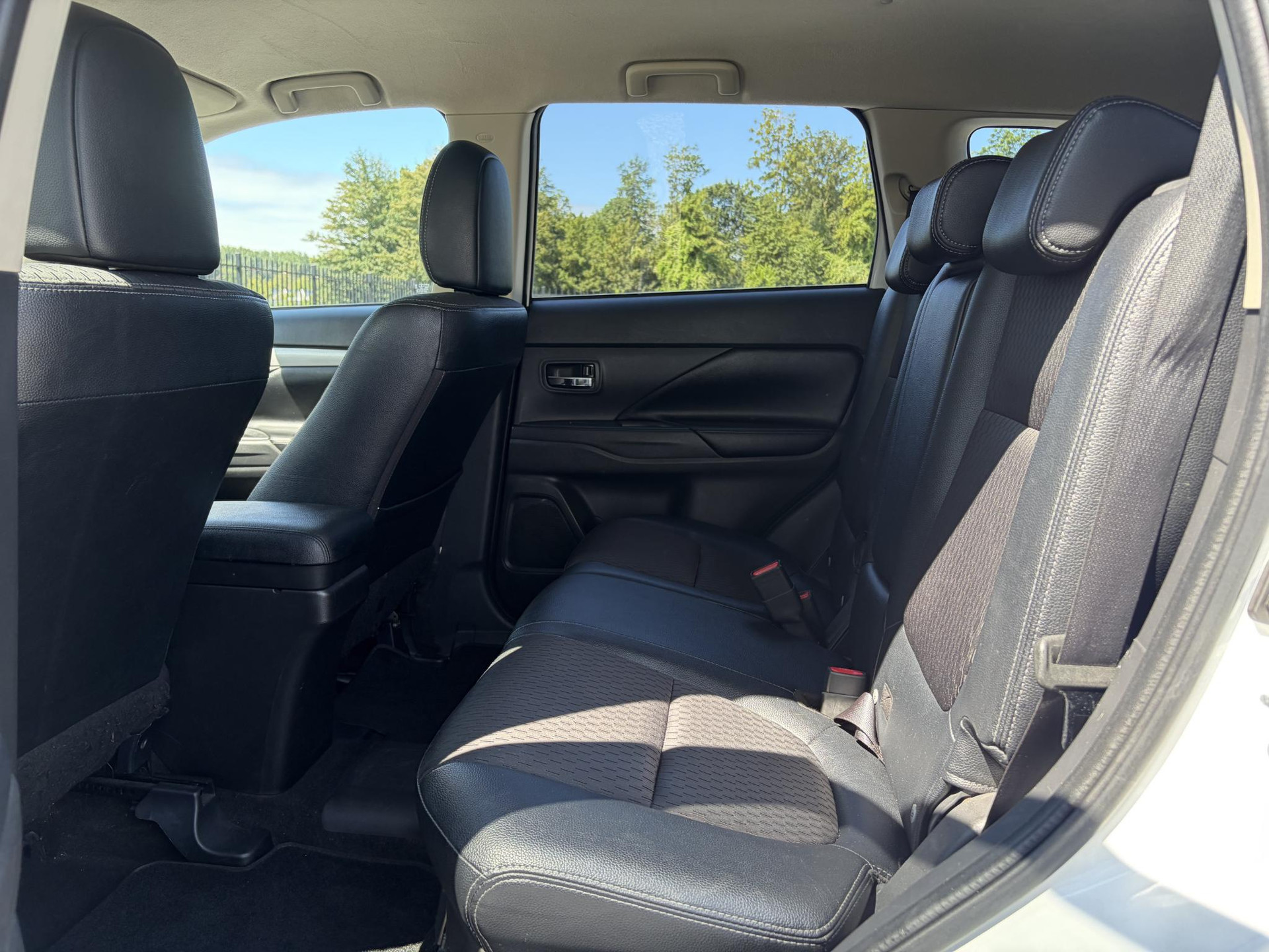Mitsubishi Outlander 2.0 PHEV Business Edition SOH 73%,Trekhaak,Navi,Camera,Keyless,Halfleder,Clima,Cruise,Lm velgen,N.A.P,Apk tot 04-2027