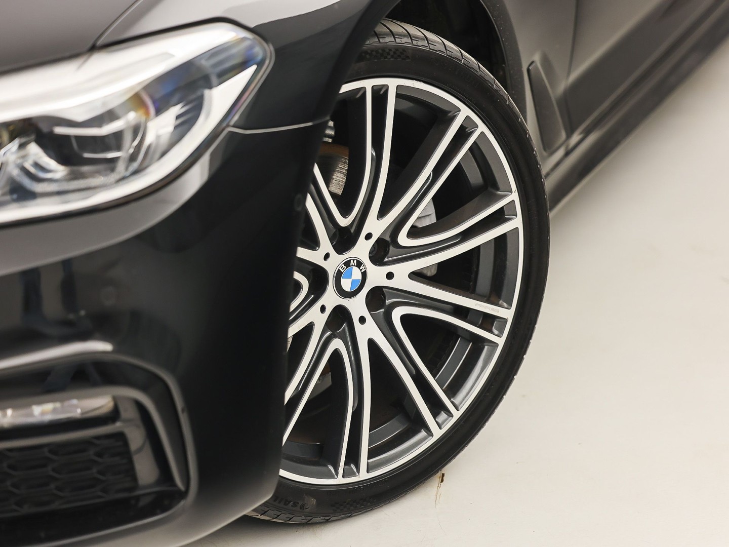BMW 5-serie 520i M Sport High Executive 184Pk Automaat (GROOT NAVI, M PAKKET, 360 CAMERA, MEMORY SEATS, HARMAN/KARDON, STUUR/STOELVERWARMING, LUXE LEDER, HEAD-UP DISPLAY, GETINT GLAS, NIEUWSTAAT)